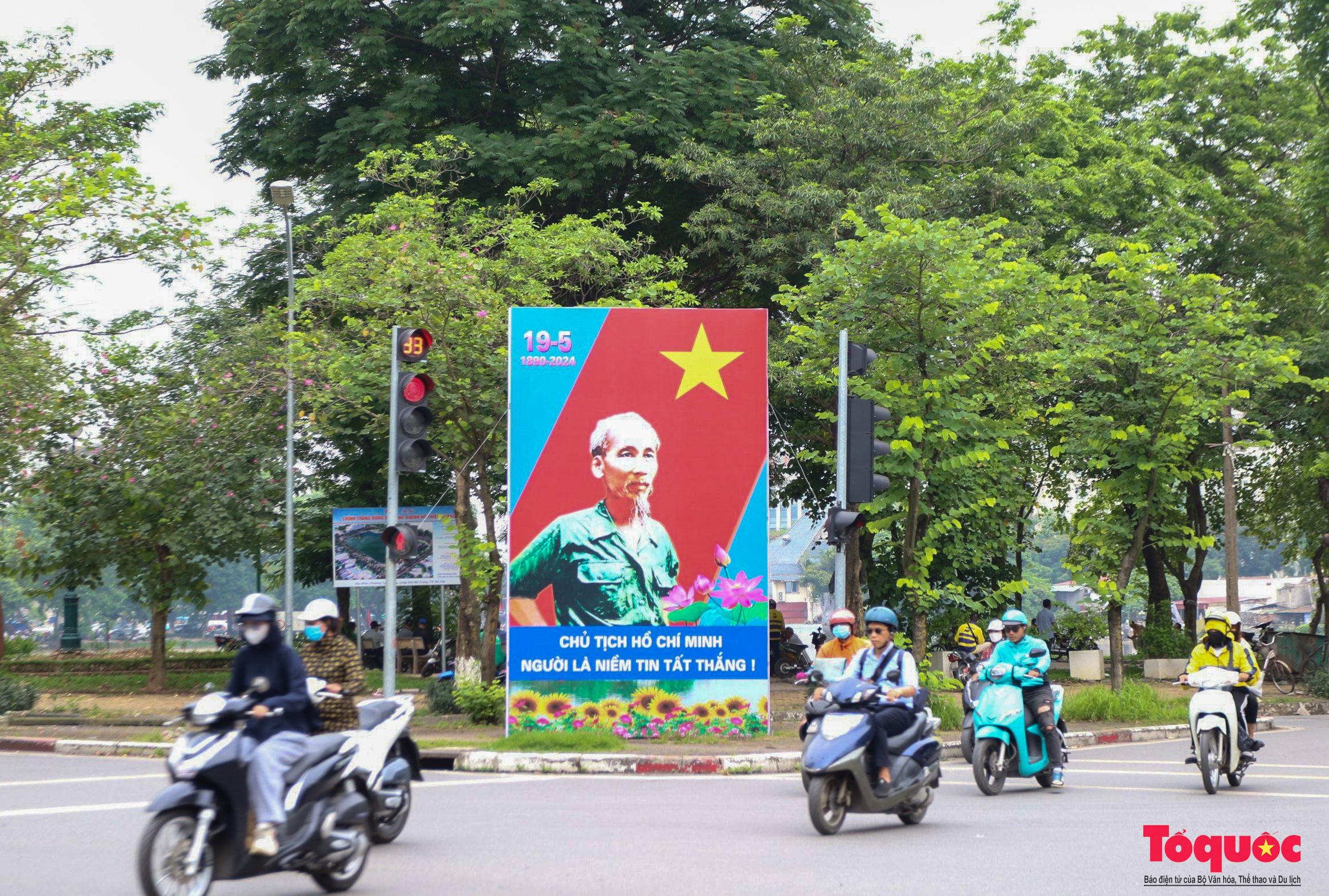 Hà Nội rợp cờ hoa chào mừng kỷ niệm 134 năm Ngày sinh Chủ tịch Hồ Chí Minh - Ảnh 12.