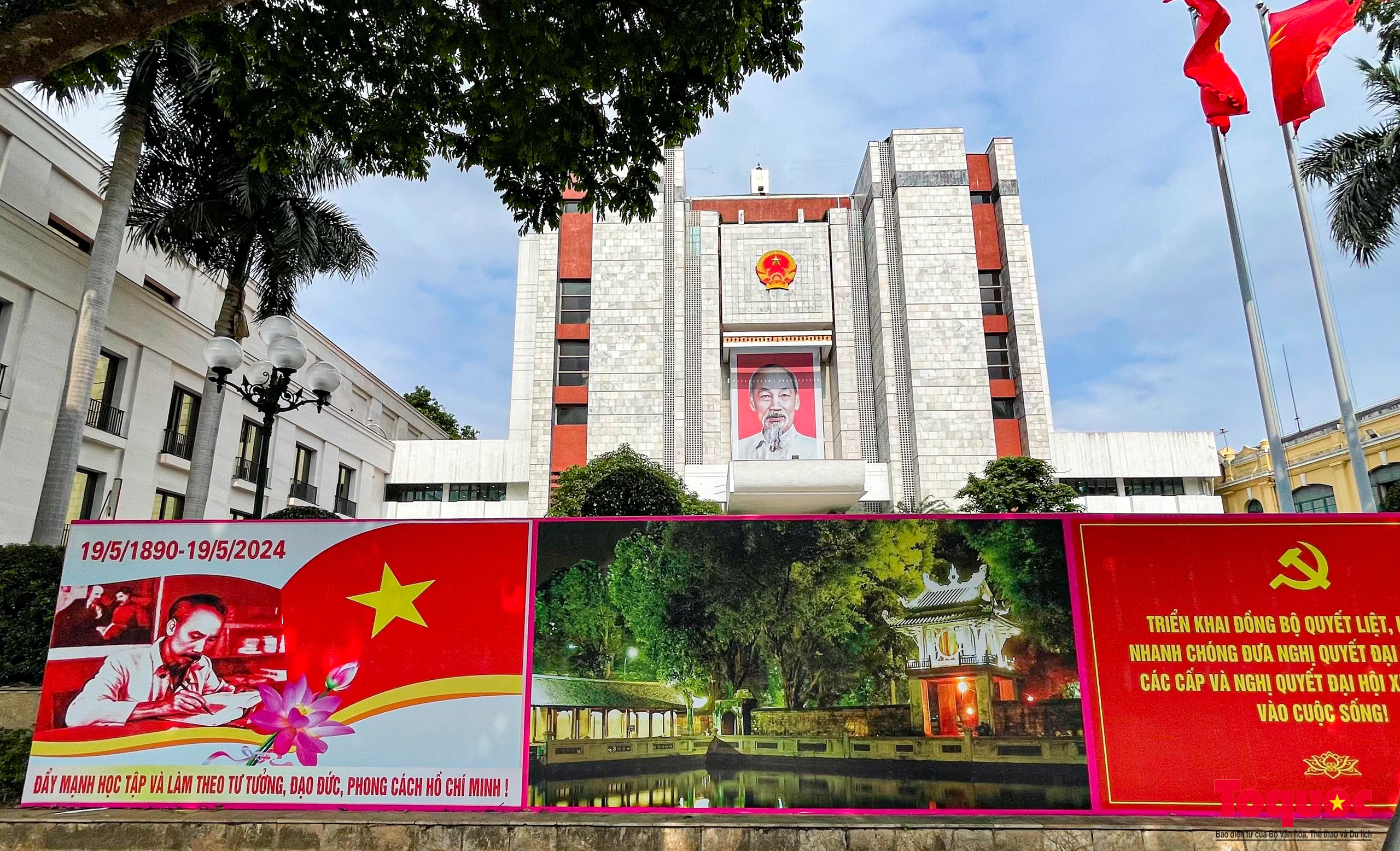 Hà Nội rợp cờ hoa chào mừng kỷ niệm 134 năm Ngày sinh Chủ tịch Hồ Chí Minh - Ảnh 5.