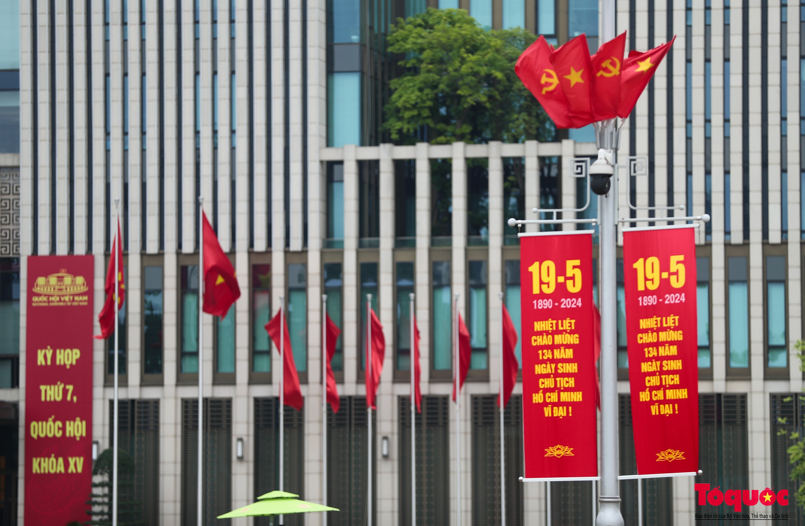 Hà Nội rợp cờ hoa chào mừng kỷ niệm 134 năm Ngày sinh Chủ tịch Hồ Chí Minh - Ảnh 3.