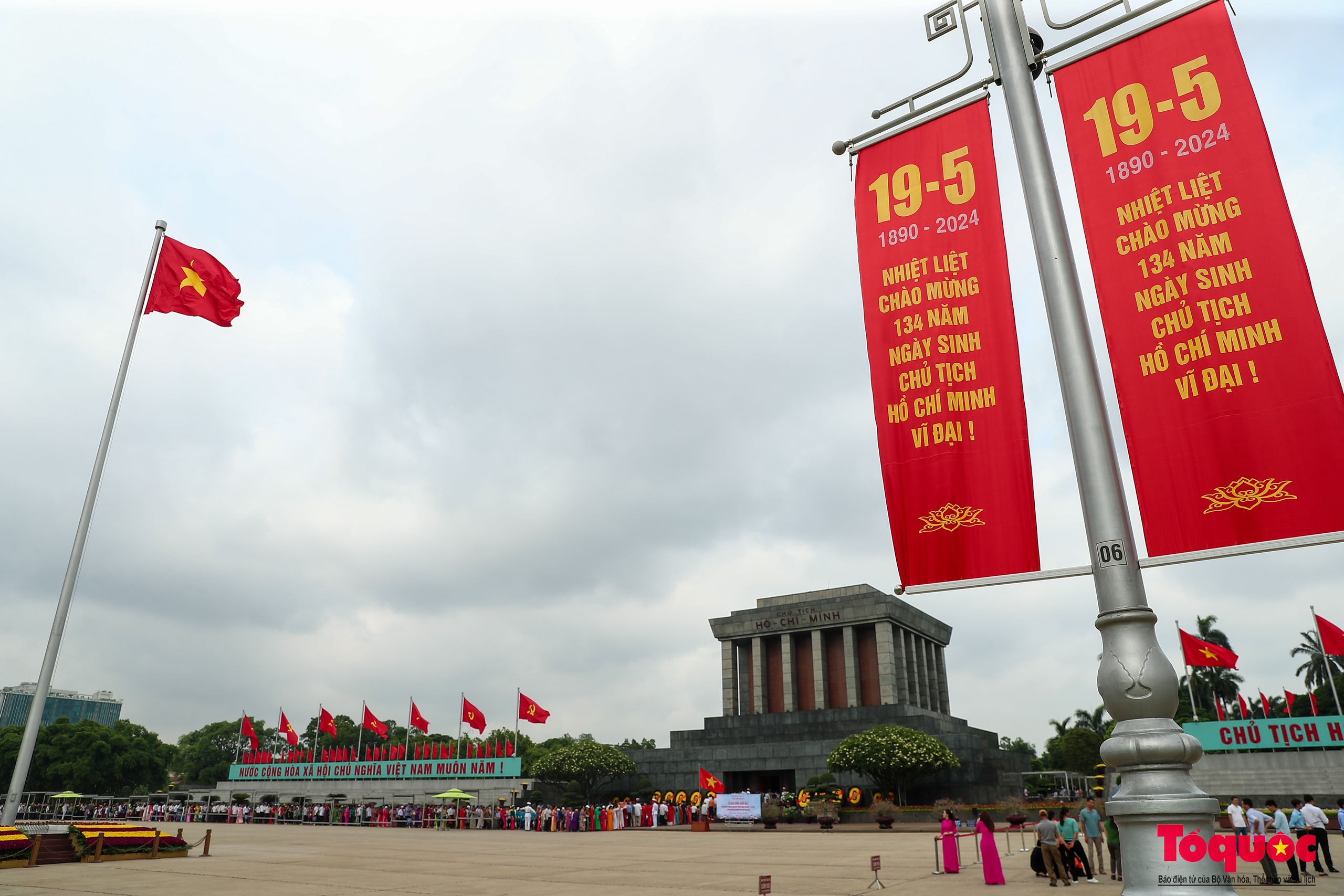 Hà Nội rợp cờ hoa chào mừng kỷ niệm 134 năm Ngày sinh Chủ tịch Hồ Chí Minh - Ảnh 1.