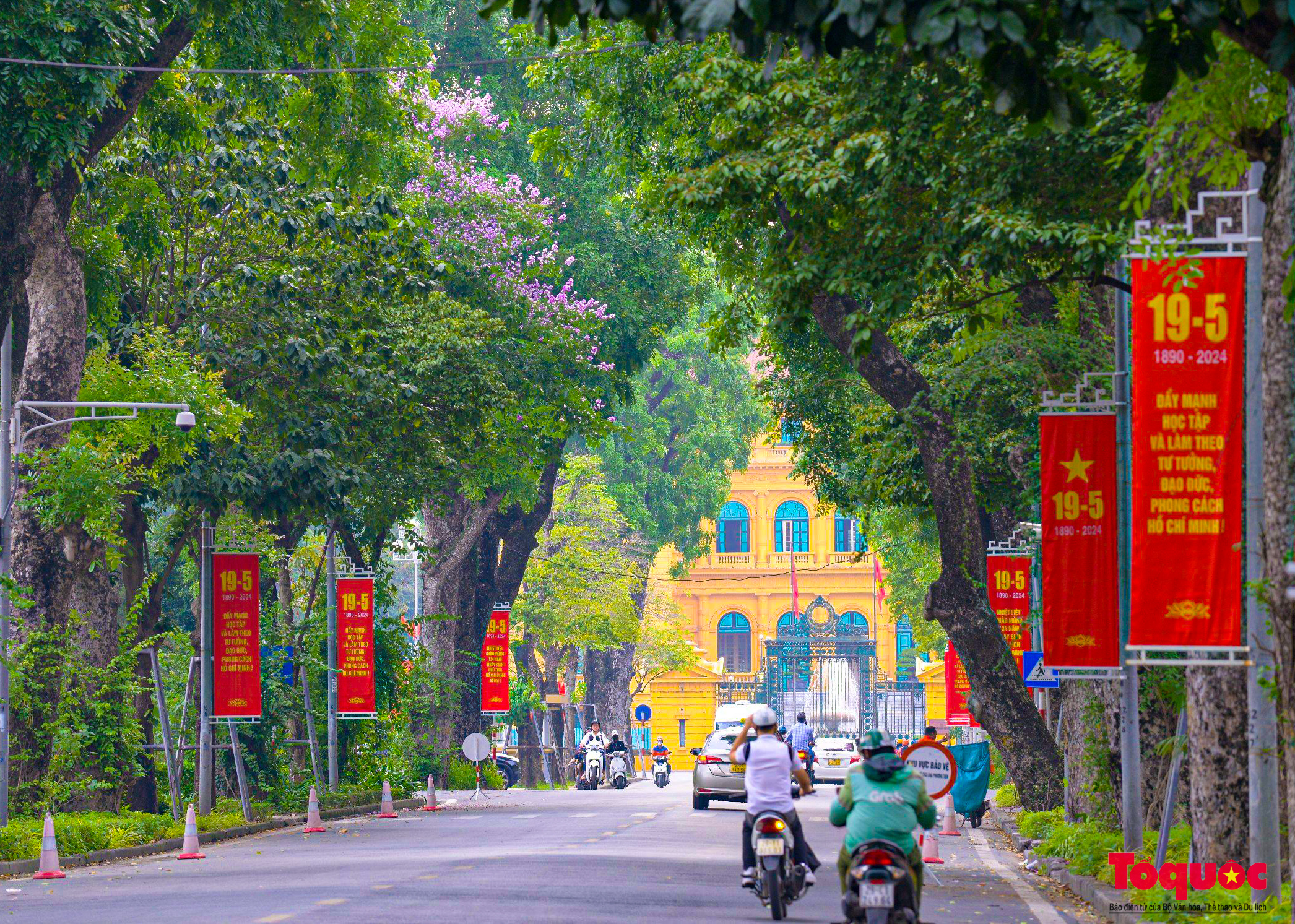 Hà Nội rợp cờ hoa chào mừng kỷ niệm 134 năm Ngày sinh Chủ tịch Hồ Chí Minh - Ảnh 4.