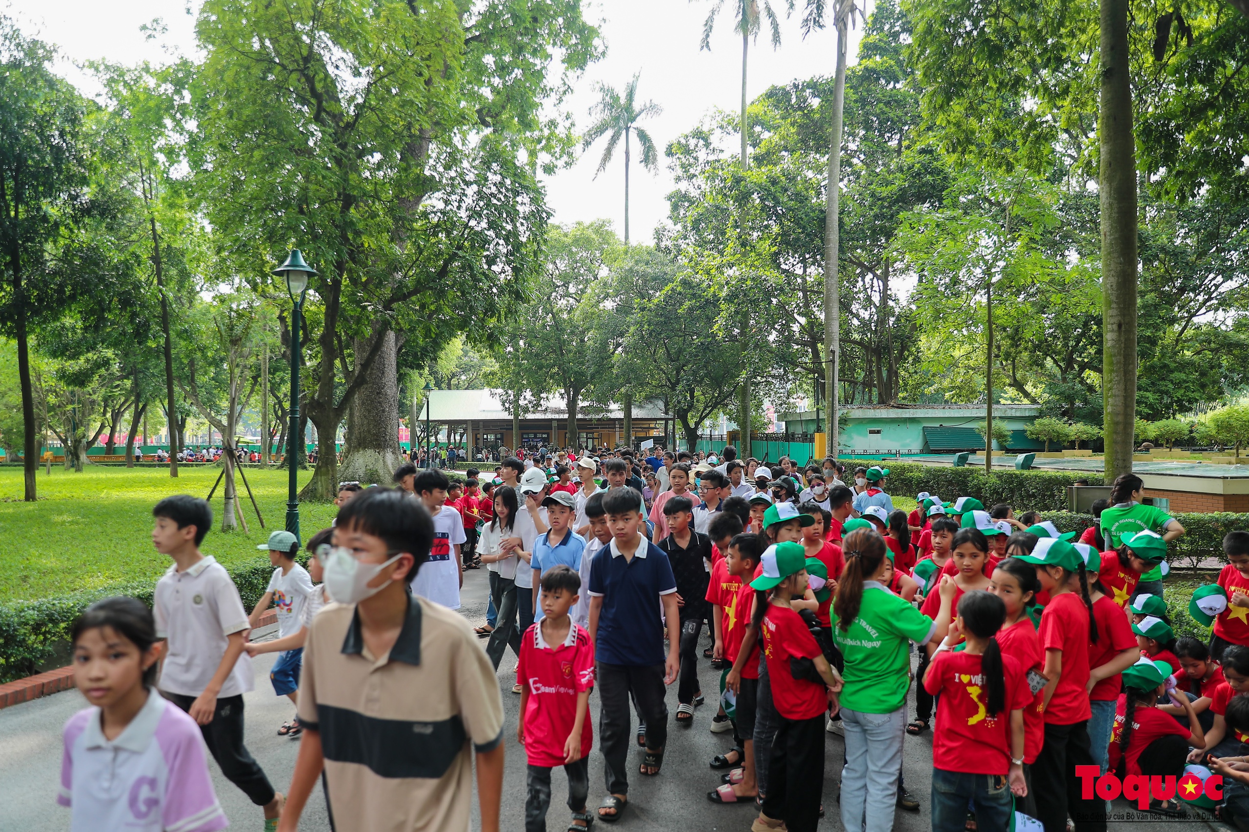 Người dân từ khắp mọi miền Tổ quốc vào Lăng viếng Chủ tịch Hồ Chí Minh - Ảnh 17.