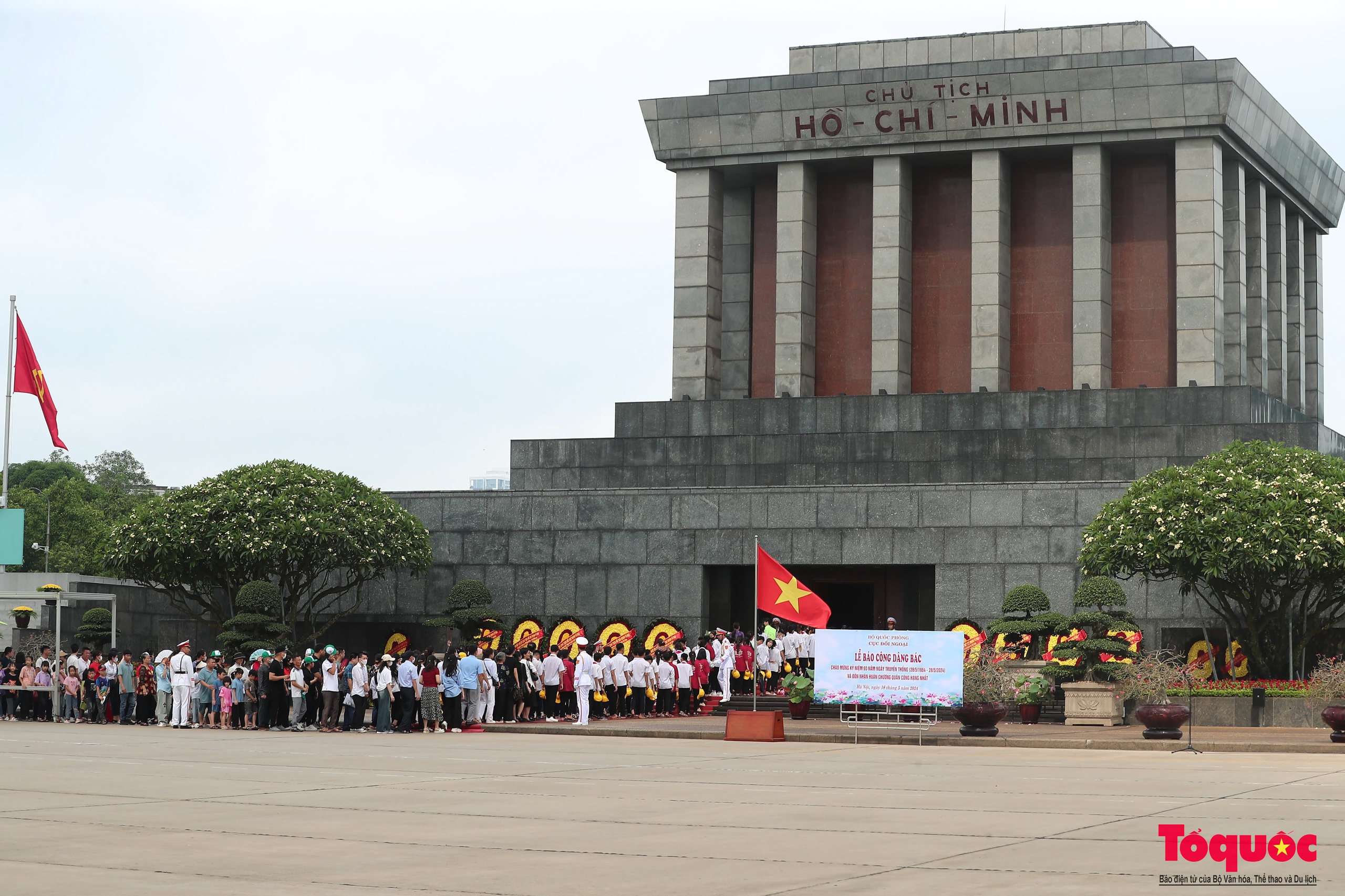 Người dân từ khắp mọi miền Tổ quốc vào Lăng viếng Chủ tịch Hồ Chí Minh - Ảnh 5.