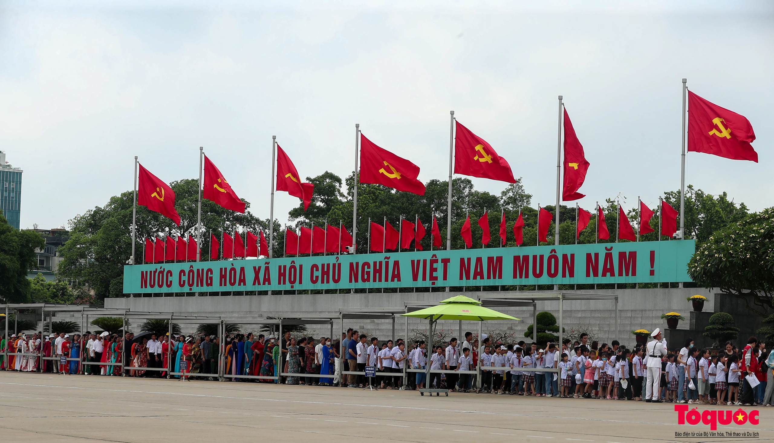 Người dân từ khắp mọi miền Tổ quốc vào Lăng viếng Chủ tịch Hồ Chí Minh - Ảnh 6.