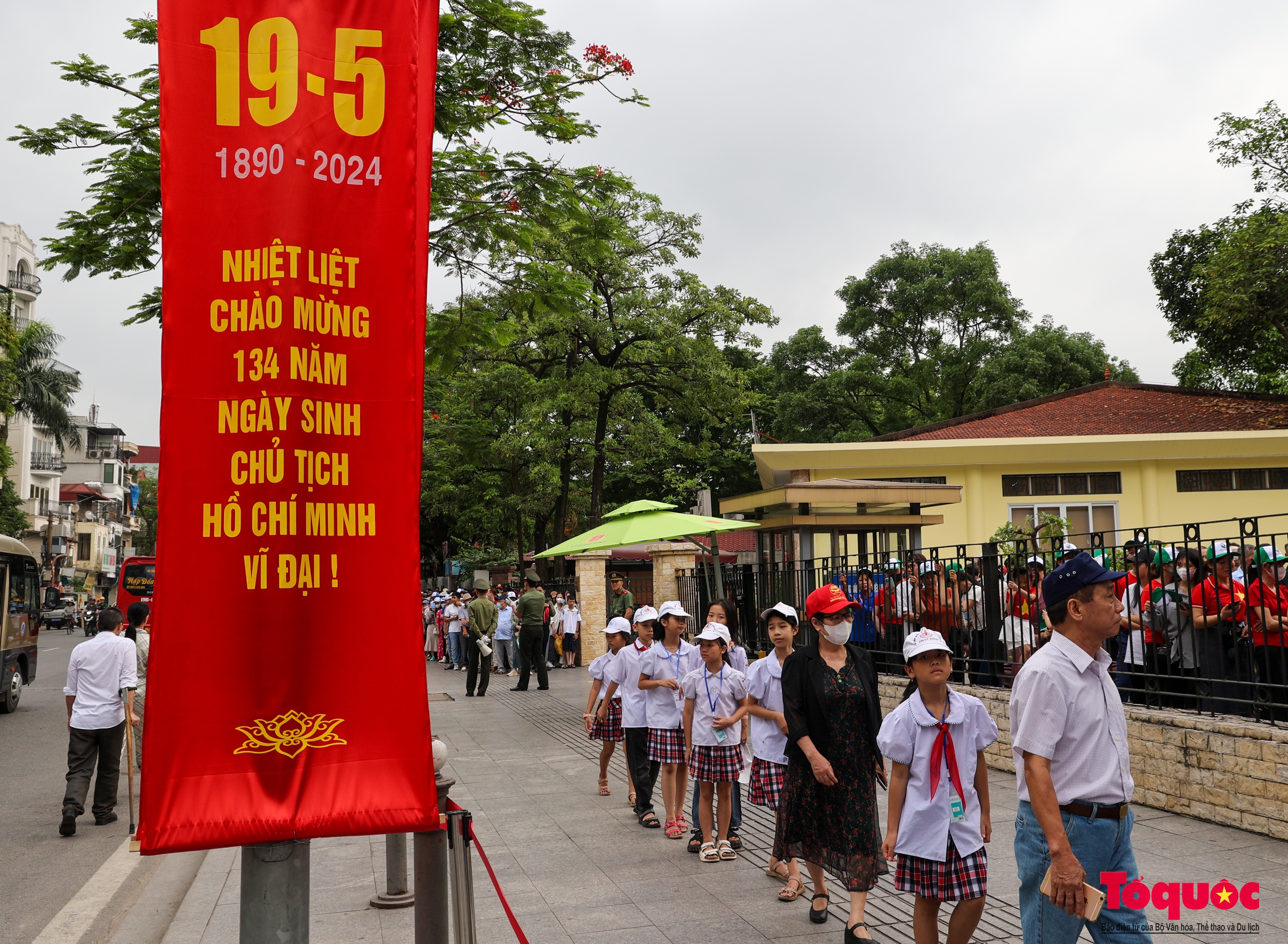 Người dân từ khắp mọi miền Tổ quốc vào Lăng viếng Chủ tịch Hồ Chí Minh - Ảnh 2.