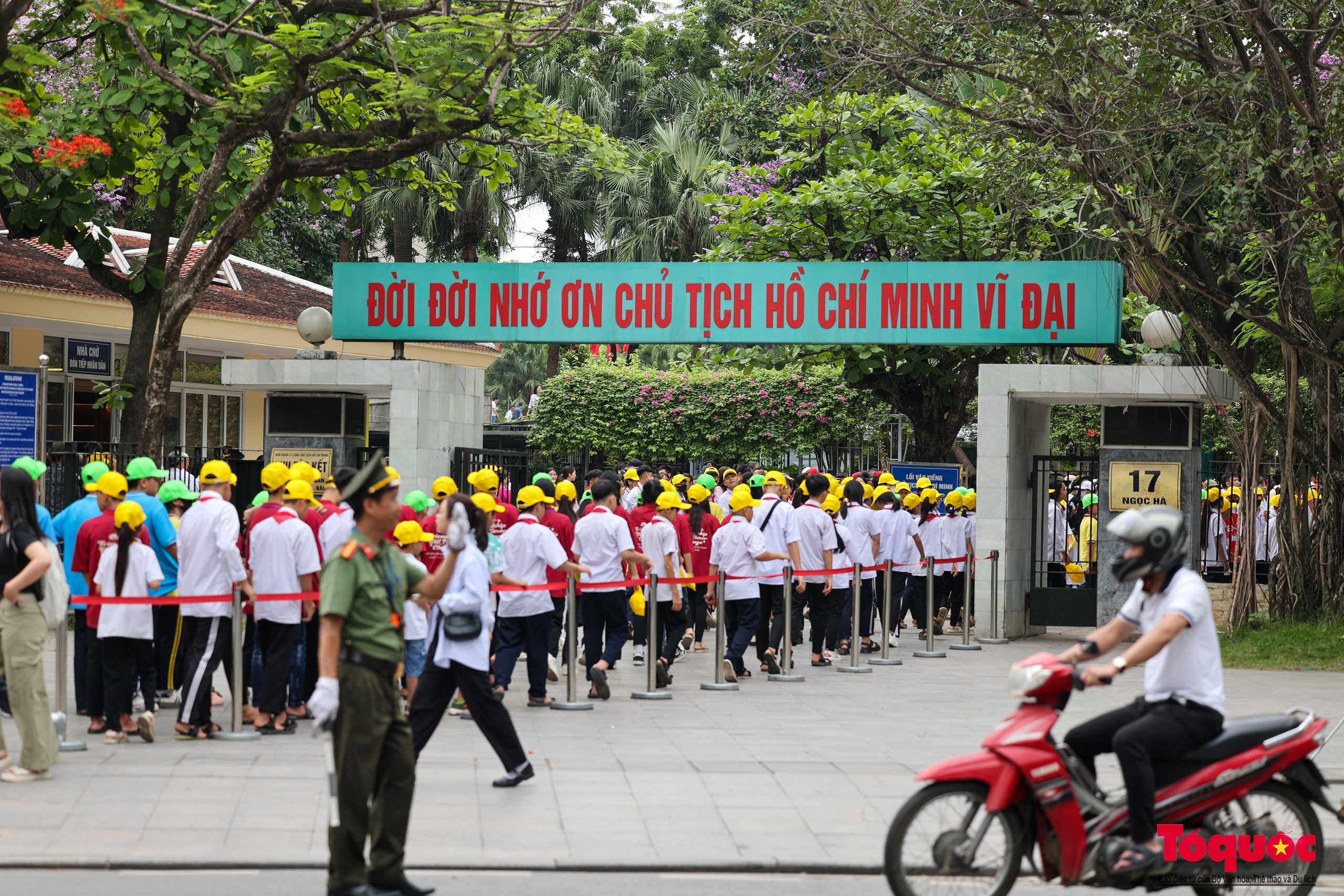 Người dân từ khắp mọi miền Tổ quốc vào Lăng viếng Chủ tịch Hồ Chí Minh - Ảnh 3.