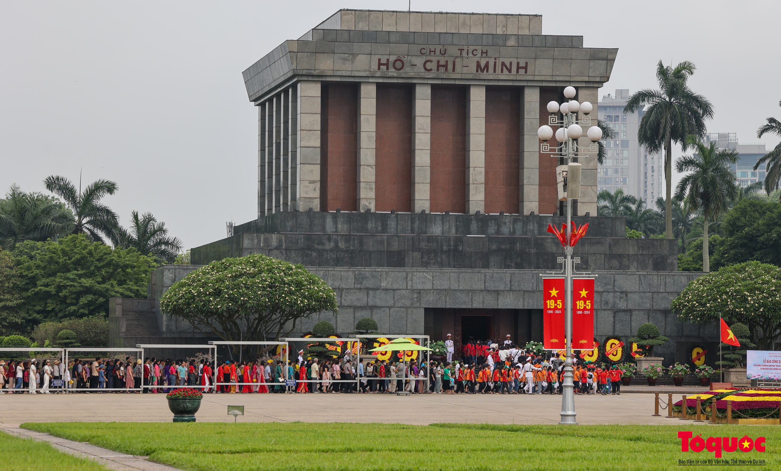 Người dân từ khắp mọi miền Tổ quốc vào Lăng viếng Chủ tịch Hồ Chí Minh - Ảnh 1.