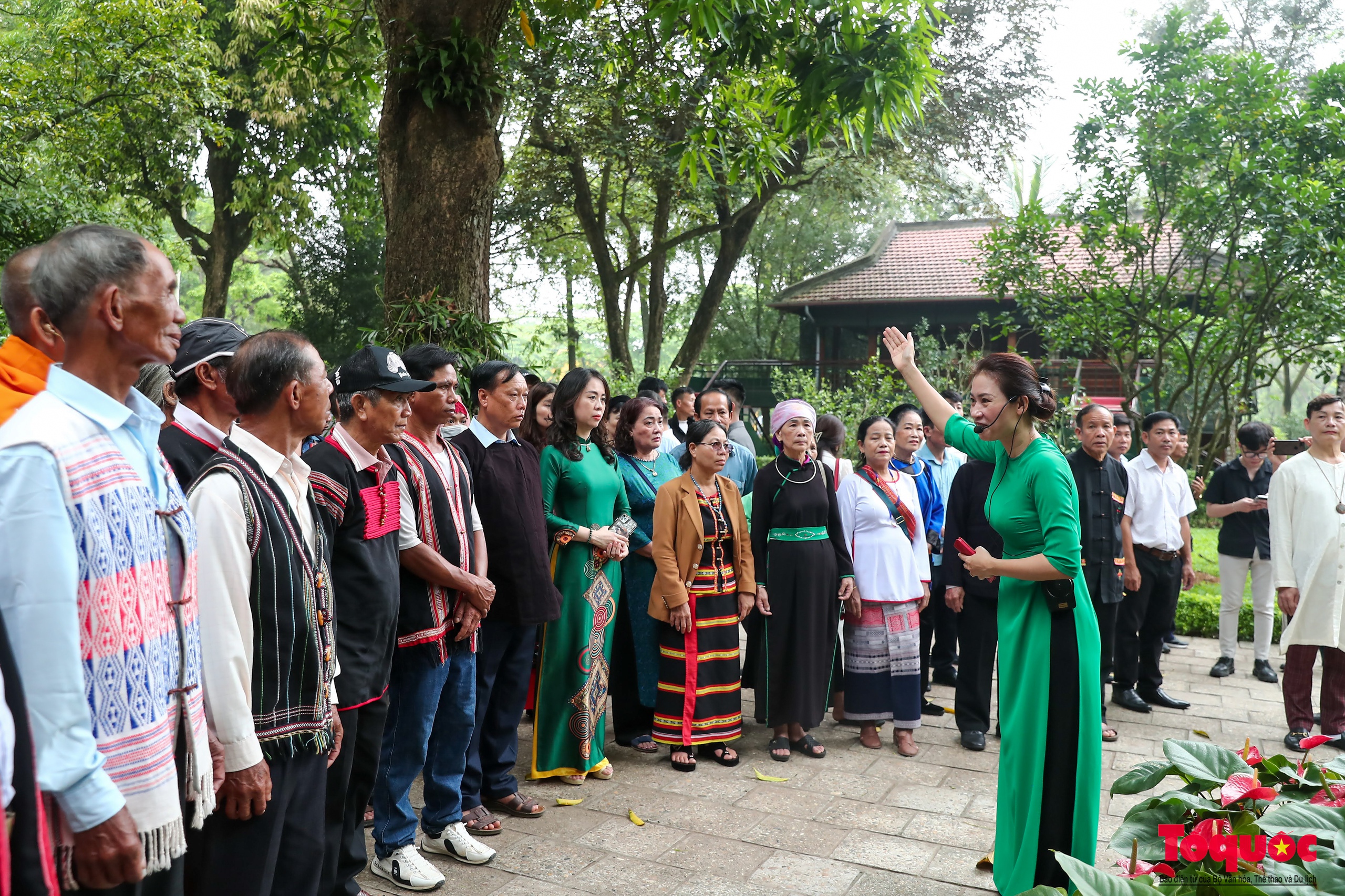 Người dân từ khắp mọi miền Tổ quốc vào Lăng viếng Chủ tịch Hồ Chí Minh - Ảnh 9.