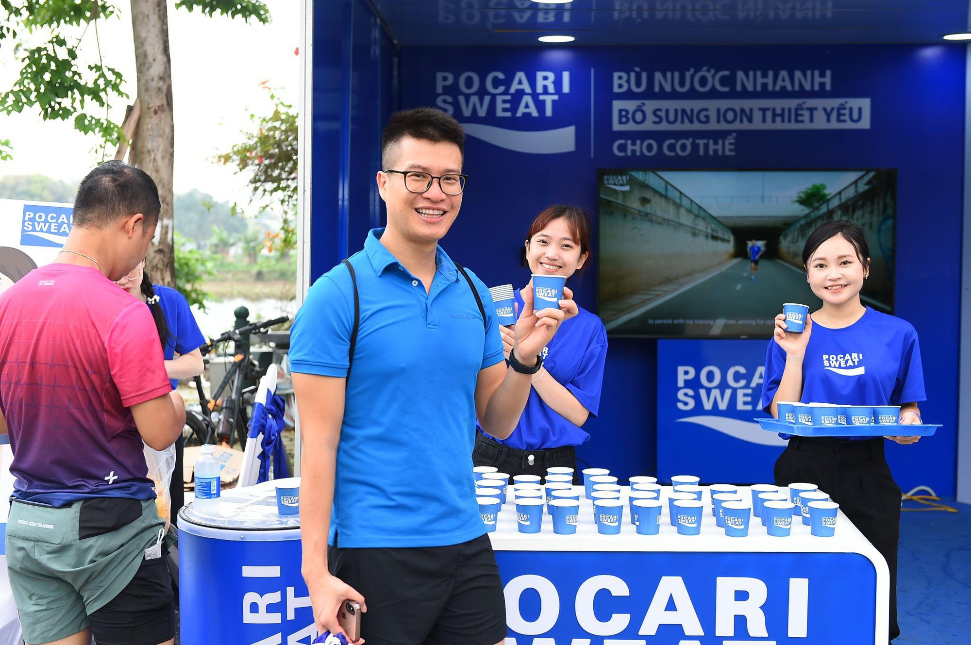 Pocari Sweat hỗ trợ bù nước nhanh cho hơn 10.000 VĐV tại Tay Ho Half Marathon 2024 - Ảnh 2.
