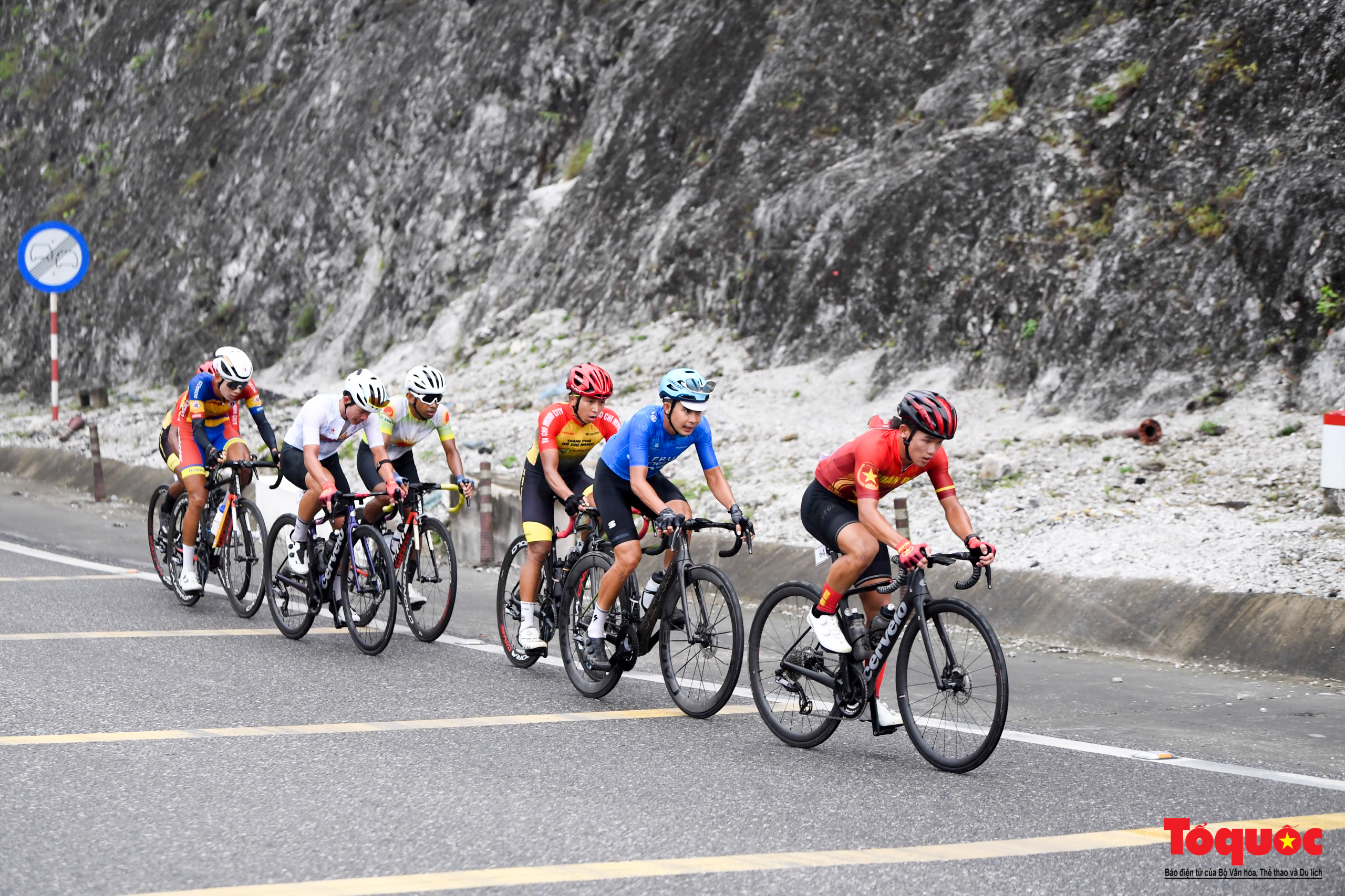 Chặng 2 Cuộc đua xe đạp về Điện Biên Phủ 2024: Tay đua Phạm Lê Xuân Lộc vượt đèo đá trắng giữ áo vàng - Ảnh 5.