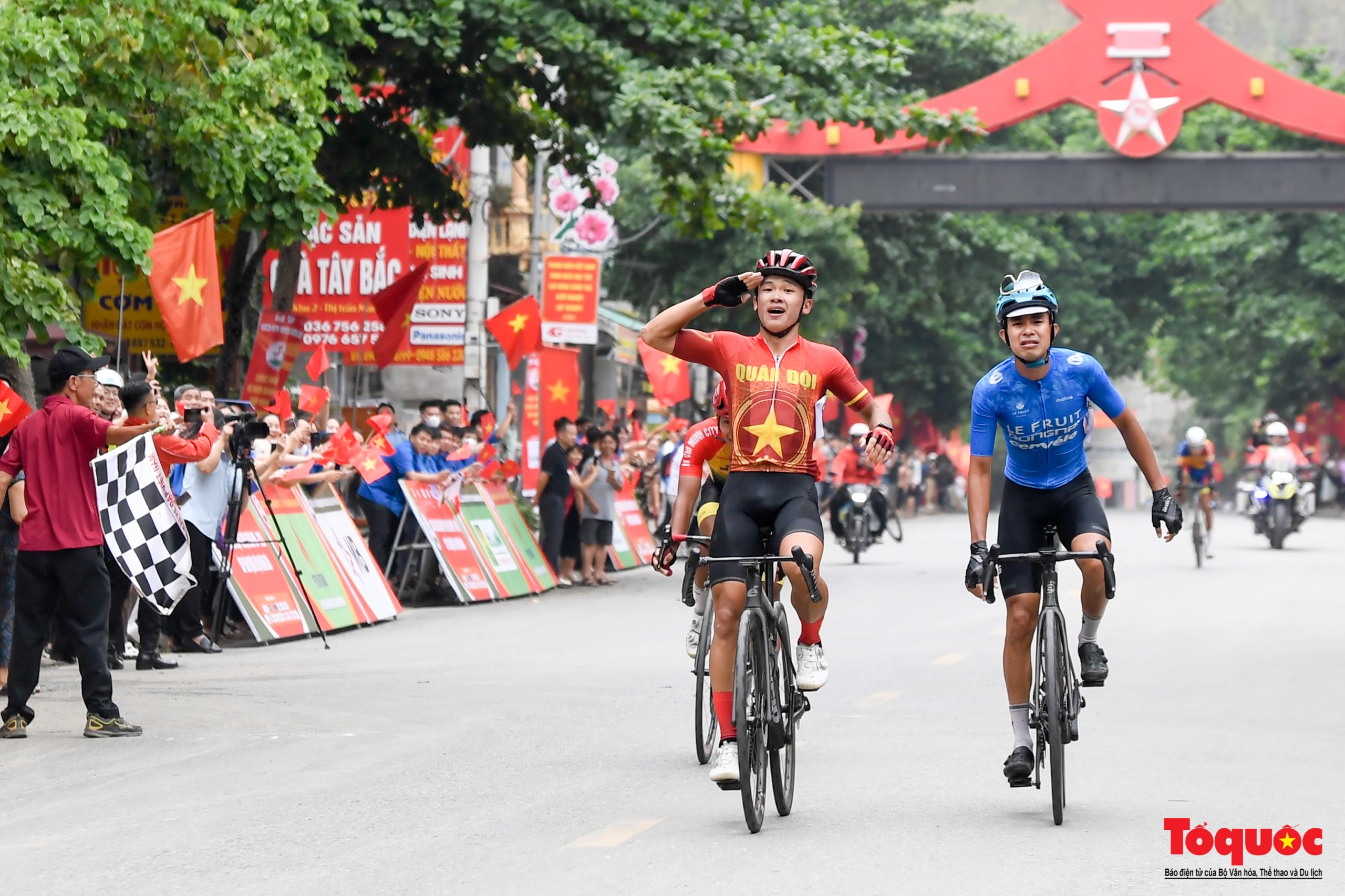 Chặng 2 Cuộc đua xe đạp về Điện Biên Phủ 2024: Tay đua Phạm Lê Xuân Lộc vượt đèo đá trắng giữ áo vàng - Ảnh 14.