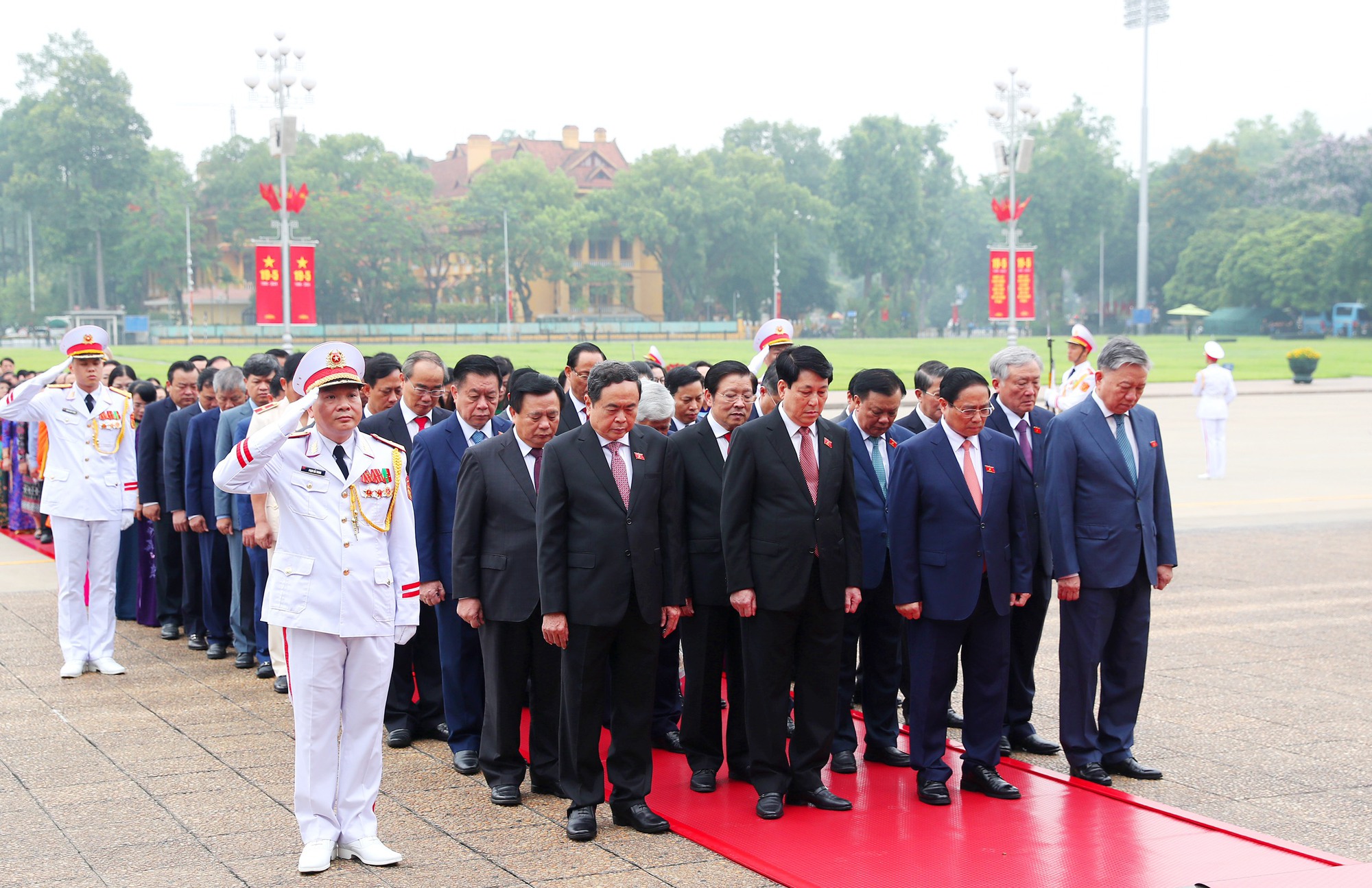 Lãnh đạo Đảng, Nhà nước và các đại biểu Quốc hội vào Lăng viếng Chủ tịch Hồ Chí Minh trước khai mạc Kỳ họp thứ 7, Quốc hội khóa XV - Ảnh 8.