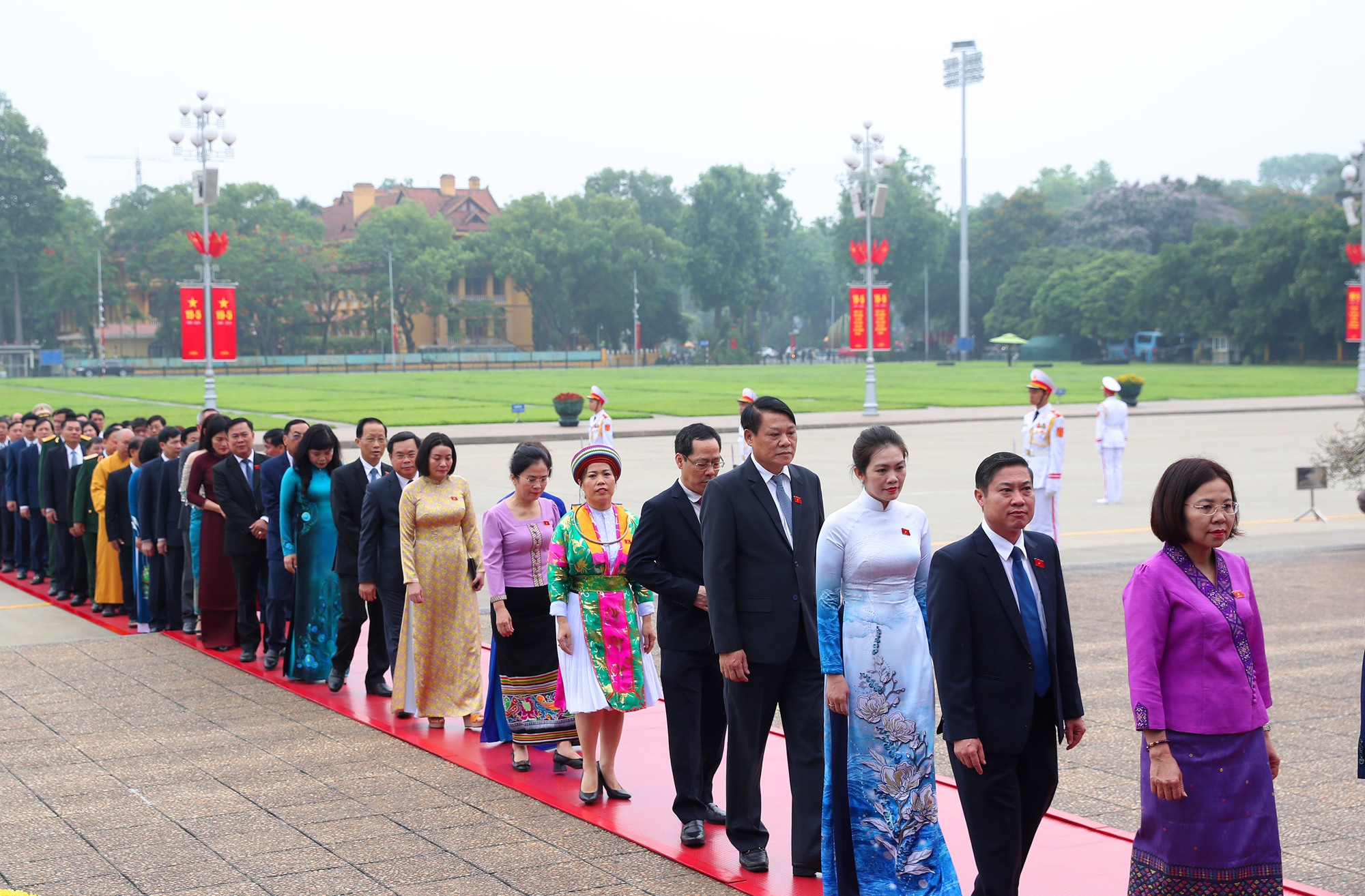 Lãnh đạo Đảng, Nhà nước và các đại biểu Quốc hội vào Lăng viếng Chủ tịch Hồ Chí Minh trước khai mạc Kỳ họp thứ 7, Quốc hội khóa XV - Ảnh 7.