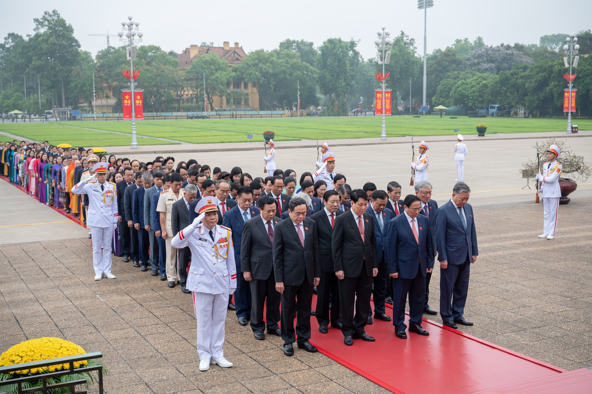 Lãnh đạo Đảng, Nhà nước và các đại biểu Quốc hội vào Lăng viếng Chủ tịch Hồ Chí Minh trước khai mạc Kỳ họp thứ 7, Quốc hội khóa XV - Ảnh 1.