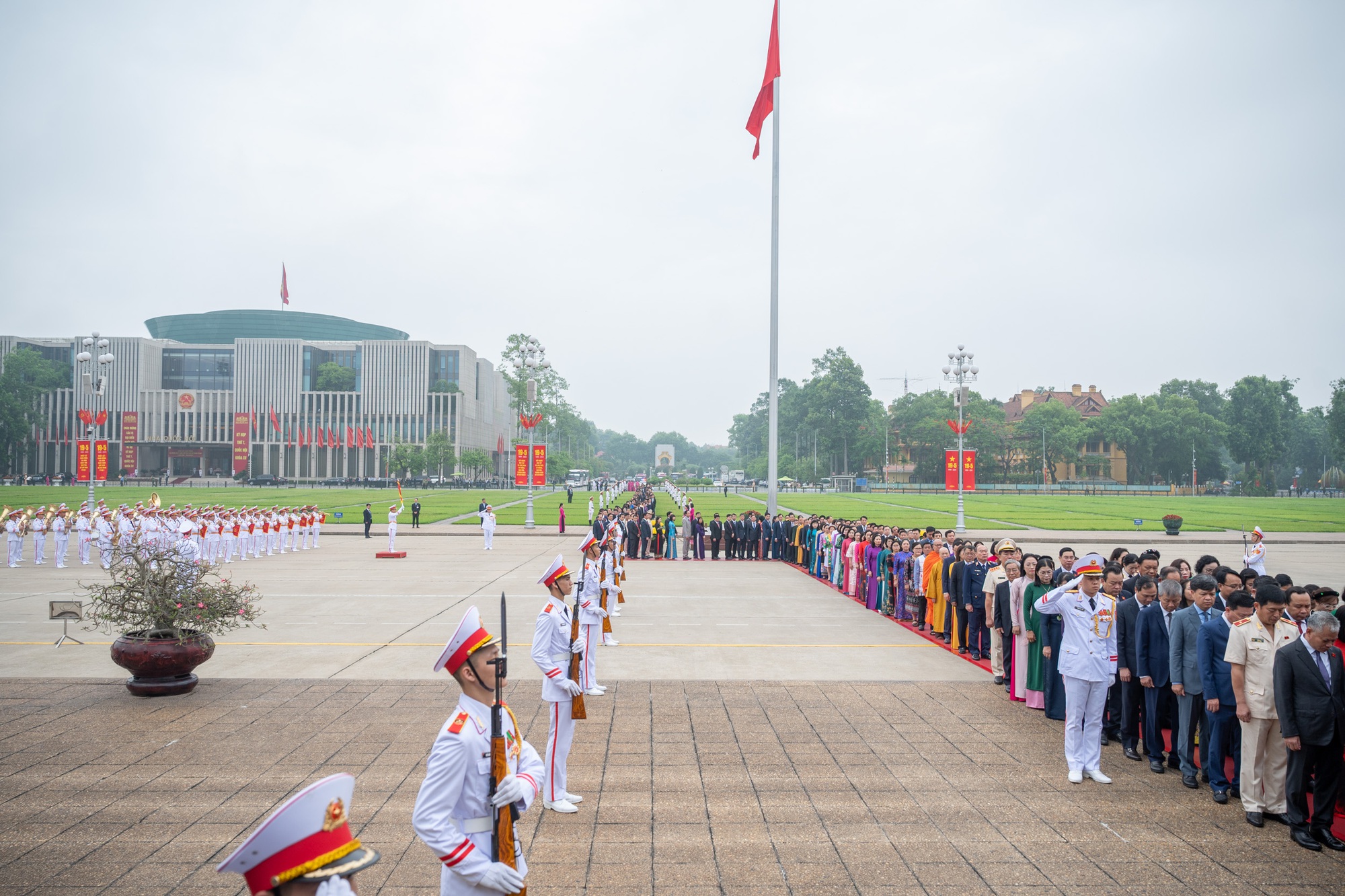 Lãnh đạo Đảng, Nhà nước và các đại biểu Quốc hội vào Lăng viếng Chủ tịch Hồ Chí Minh trước khai mạc Kỳ họp thứ 7, Quốc hội khóa XV - Ảnh 10.