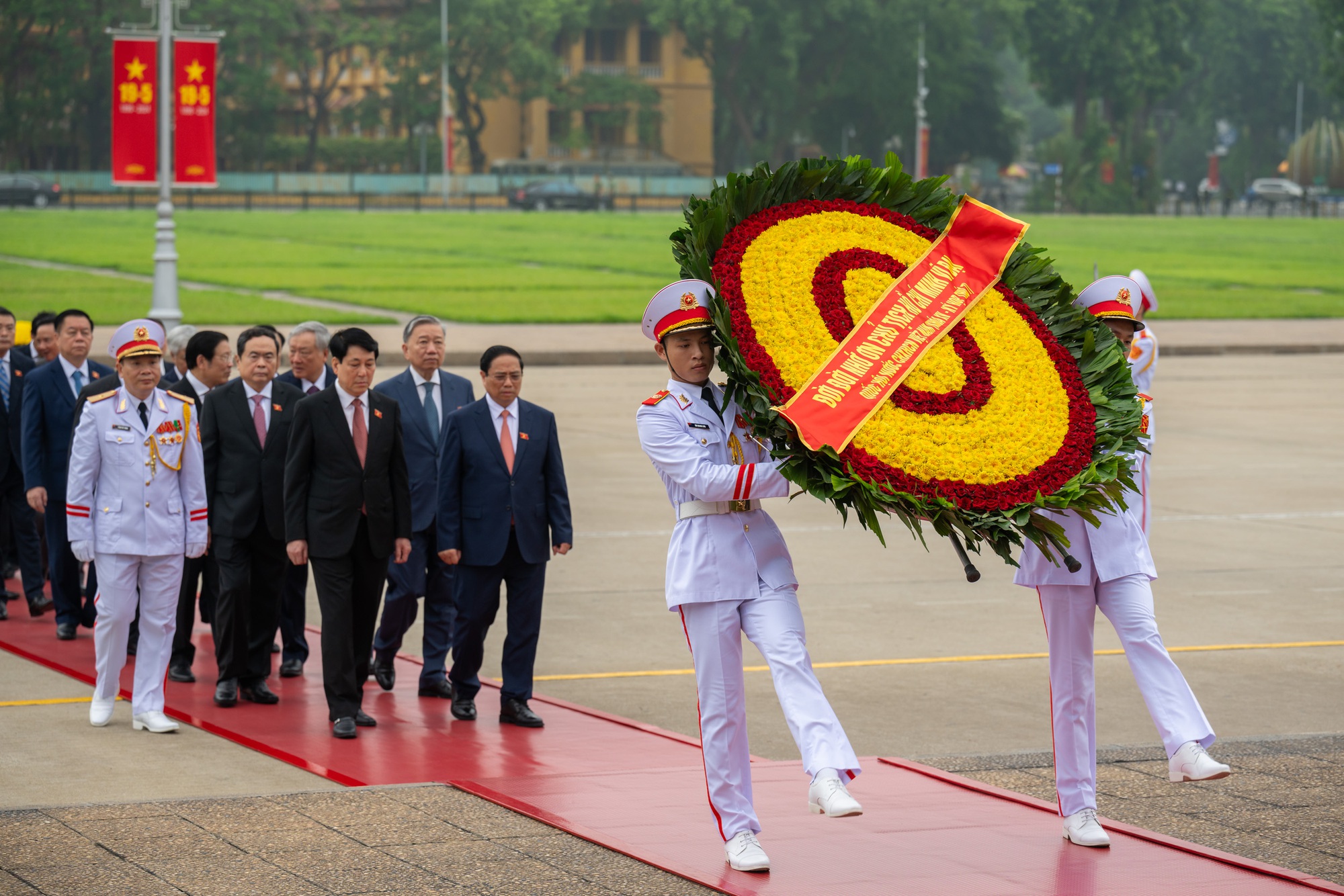 Lãnh đạo Đảng, Nhà nước và các đại biểu Quốc hội vào Lăng viếng Chủ tịch Hồ Chí Minh trước khai mạc Kỳ họp thứ 7, Quốc hội khóa XV - Ảnh 3.