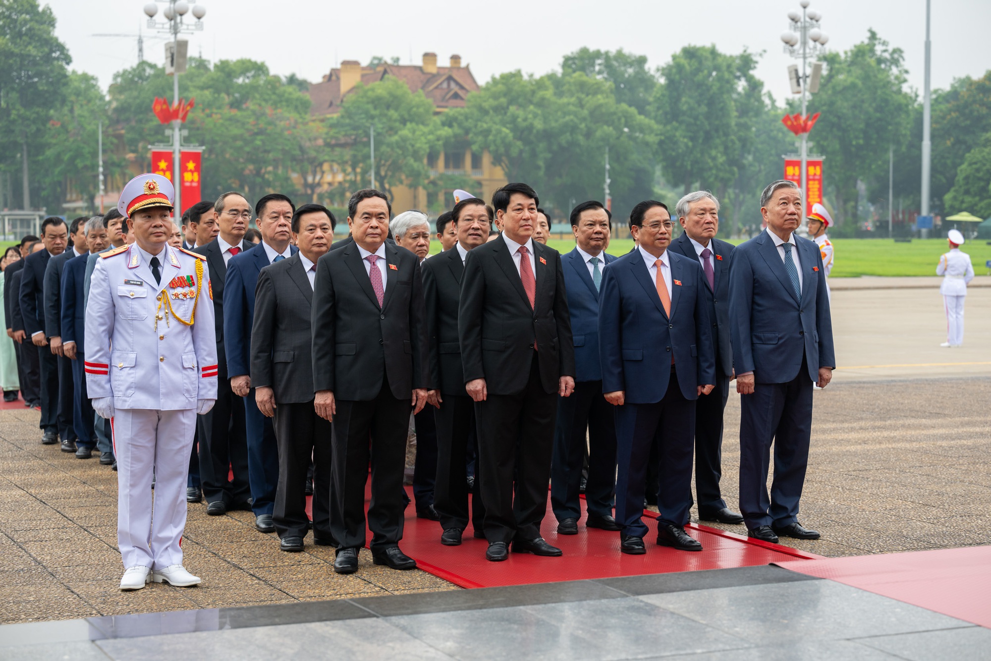 Lãnh đạo Đảng, Nhà nước và các đại biểu Quốc hội vào Lăng viếng Chủ tịch Hồ Chí Minh trước khai mạc Kỳ họp thứ 7, Quốc hội khóa XV - Ảnh 5.