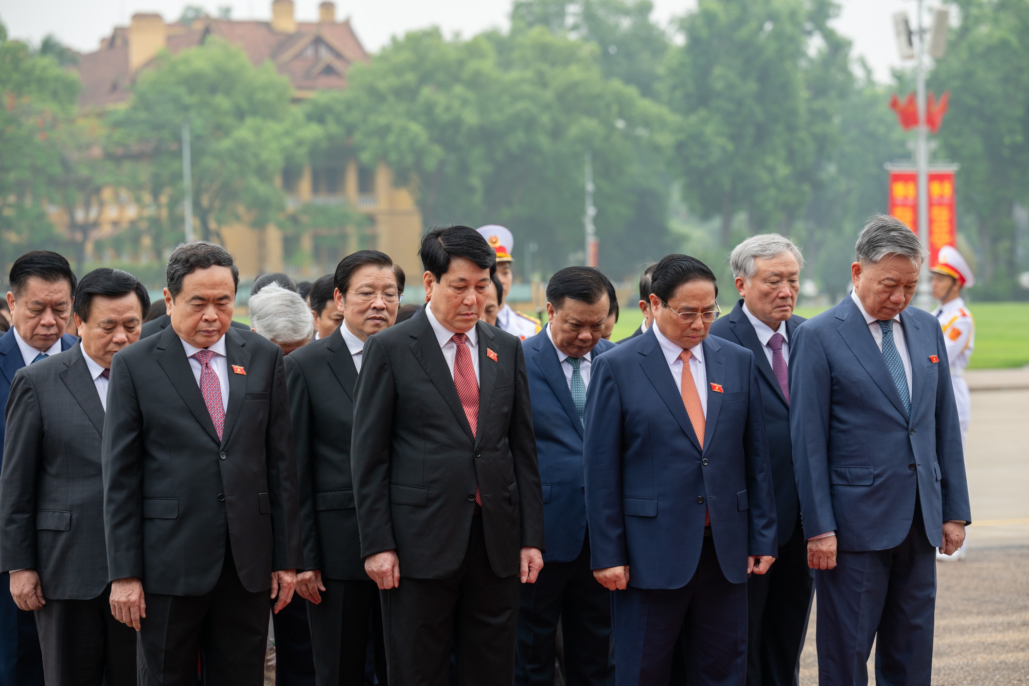 Lãnh đạo Đảng, Nhà nước và các đại biểu Quốc hội vào Lăng viếng Chủ tịch Hồ Chí Minh trước khai mạc Kỳ họp thứ 7, Quốc hội khóa XV - Ảnh 9.