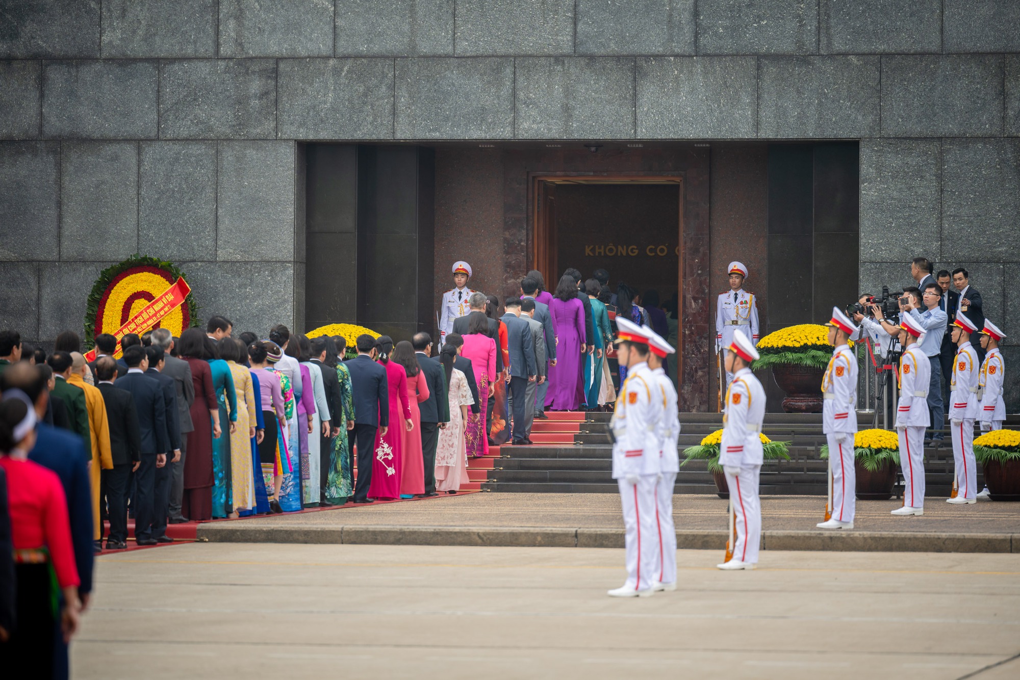 Lãnh đạo Đảng, Nhà nước và các đại biểu Quốc hội vào Lăng viếng Chủ tịch Hồ Chí Minh trước khai mạc Kỳ họp thứ 7, Quốc hội khóa XV - Ảnh 12.