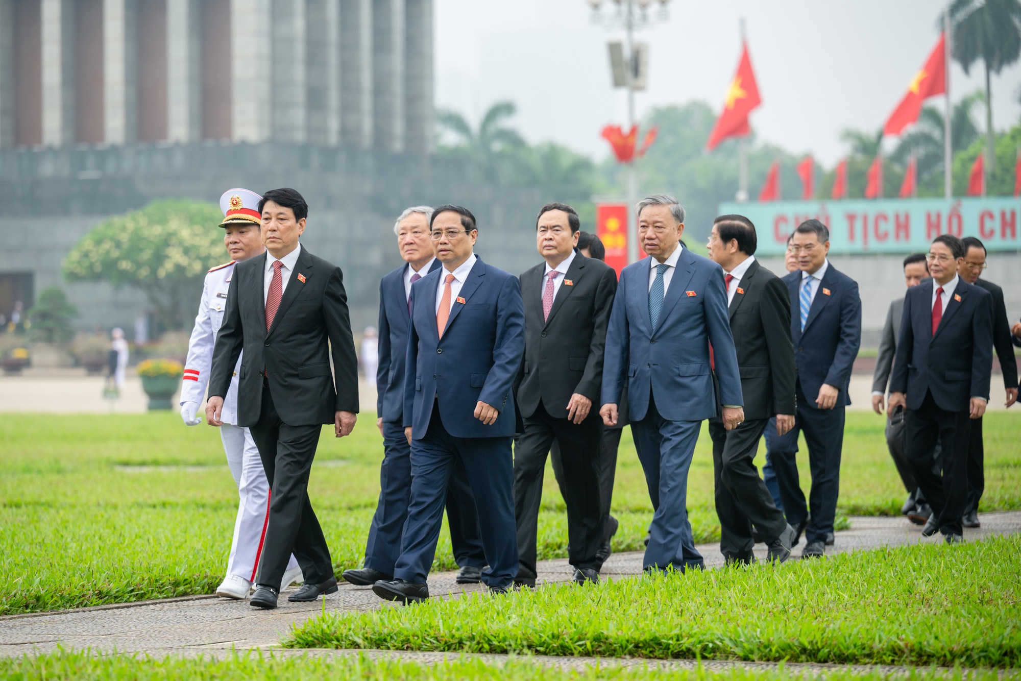 Lãnh đạo Đảng, Nhà nước và các đại biểu Quốc hội vào Lăng viếng Chủ tịch Hồ Chí Minh trước khai mạc Kỳ họp thứ 7, Quốc hội khóa XV - Ảnh 13.