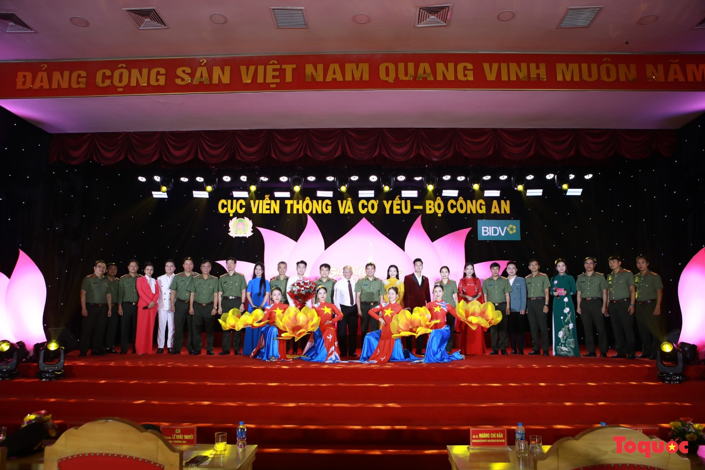 Xúc động, tự hào lắng nghe những Giai điệu tháng 5 - Ảnh 1. Xúc động, tự hào lắng nghe những Giai điệu tháng 5 - Ảnh 1.
