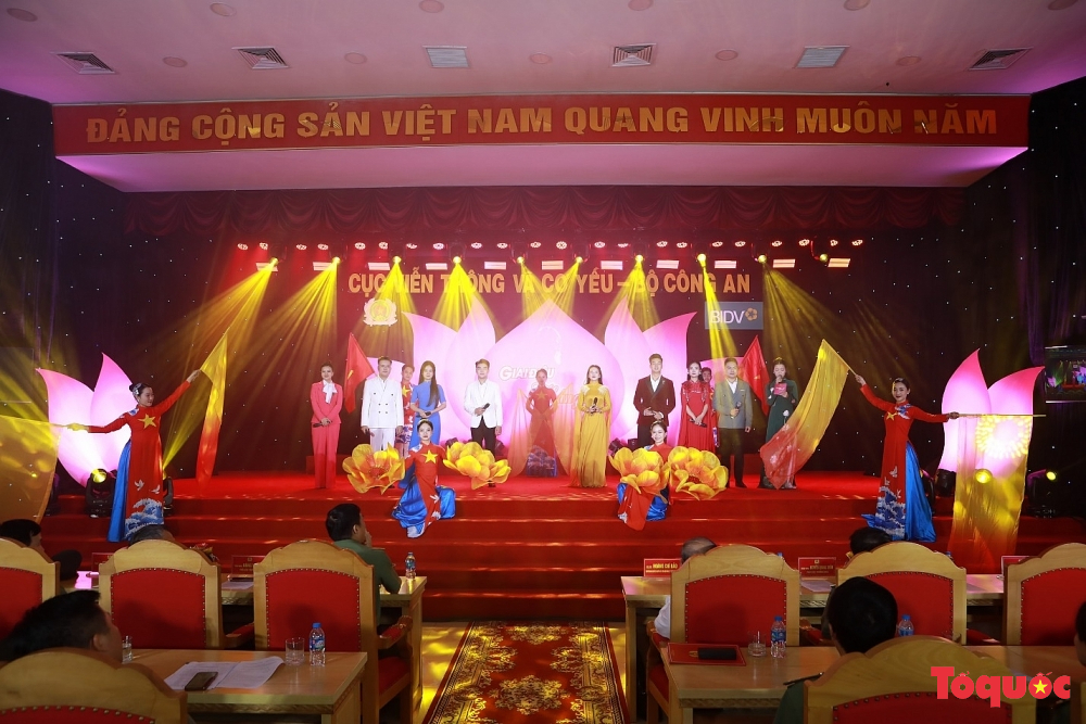 Xúc động, tự hào lắng nghe những “Giai điệu tháng 5” - Ảnh 4. Xúc động, tự hào lắng nghe những “Giai điệu tháng 5” - Ảnh 4.