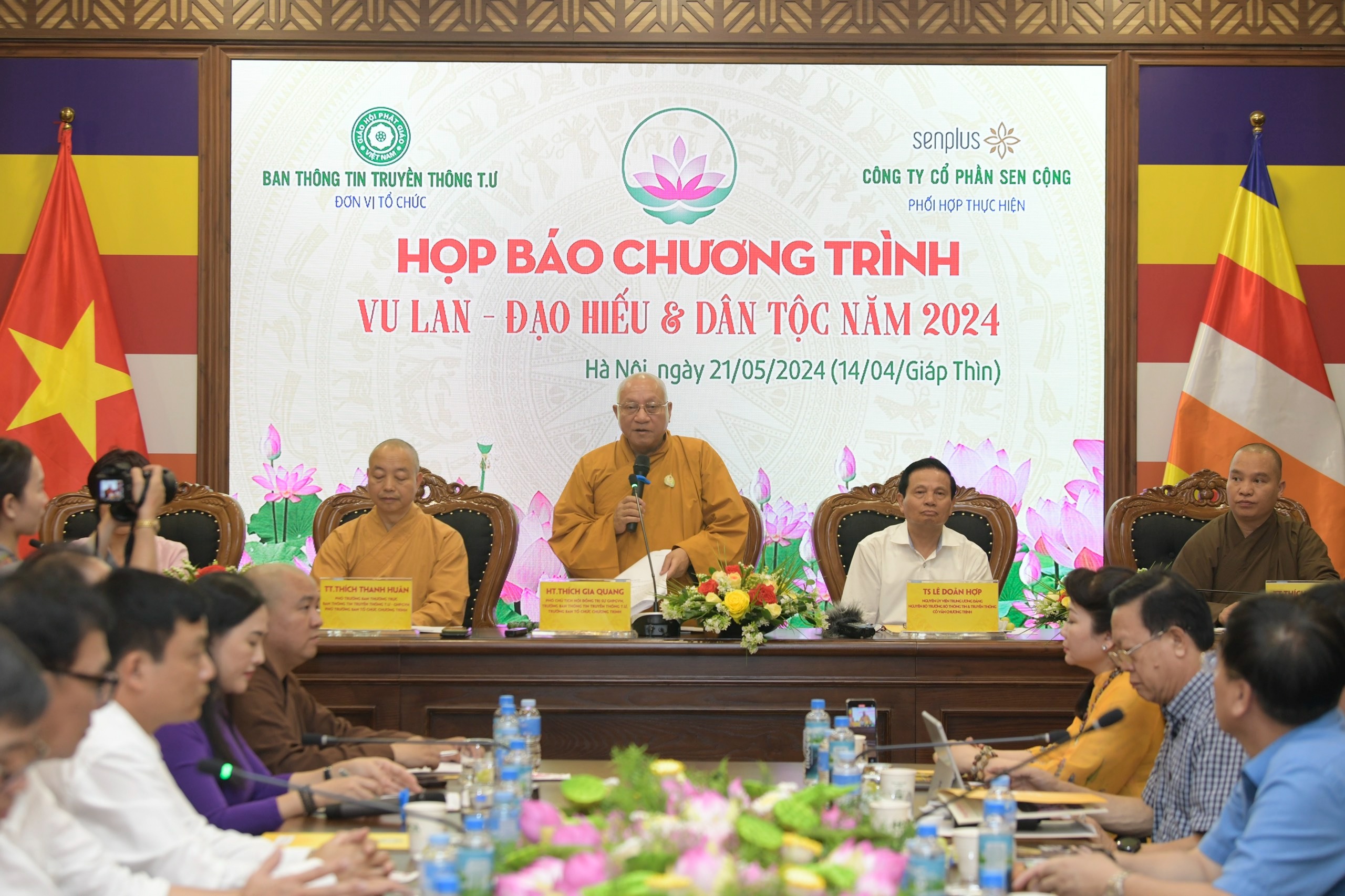 Menghormati bakti kepada orang tua dan tradisi budaya humanis dalam masyarakat - Foto 1. Tôn vinh tinh thần đạo hiếu và truyền thống văn hóa nhân văn trong xã hội - Ảnh 1.