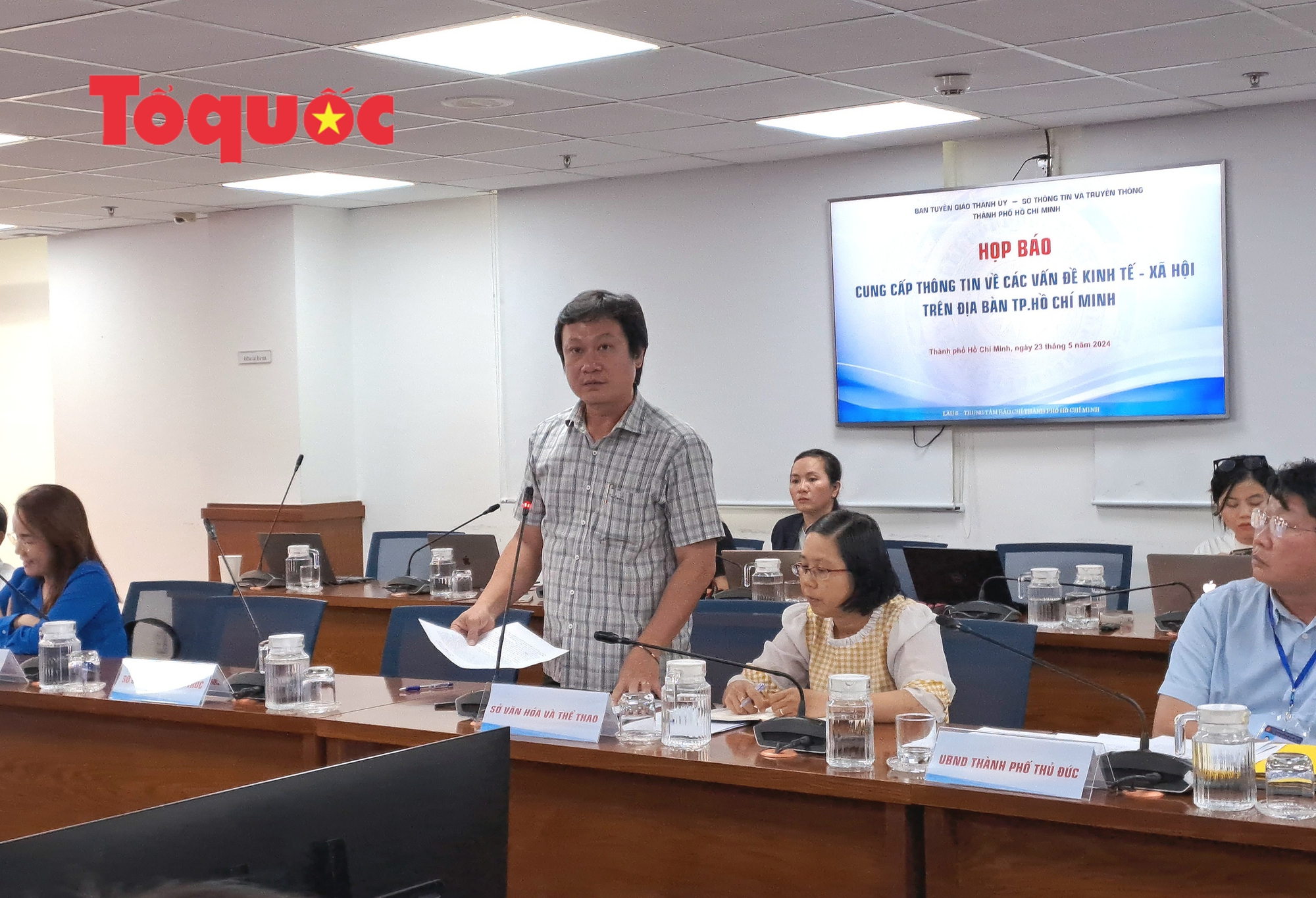 Das Kultur-, Sport- und Tourismusministerium von Ho-Chi-Minh-Stadt erklärte: „Die Medaille für Sänger Dam Vinh Hung steht nicht im Einklang mit dem Inhalt seiner Darbietung und dem Gesamtprogramm und ist nicht mit den vietnamesischen Kulturwerten vereinbar.“ – Foto 1. Sở VHTT TP.HCM: