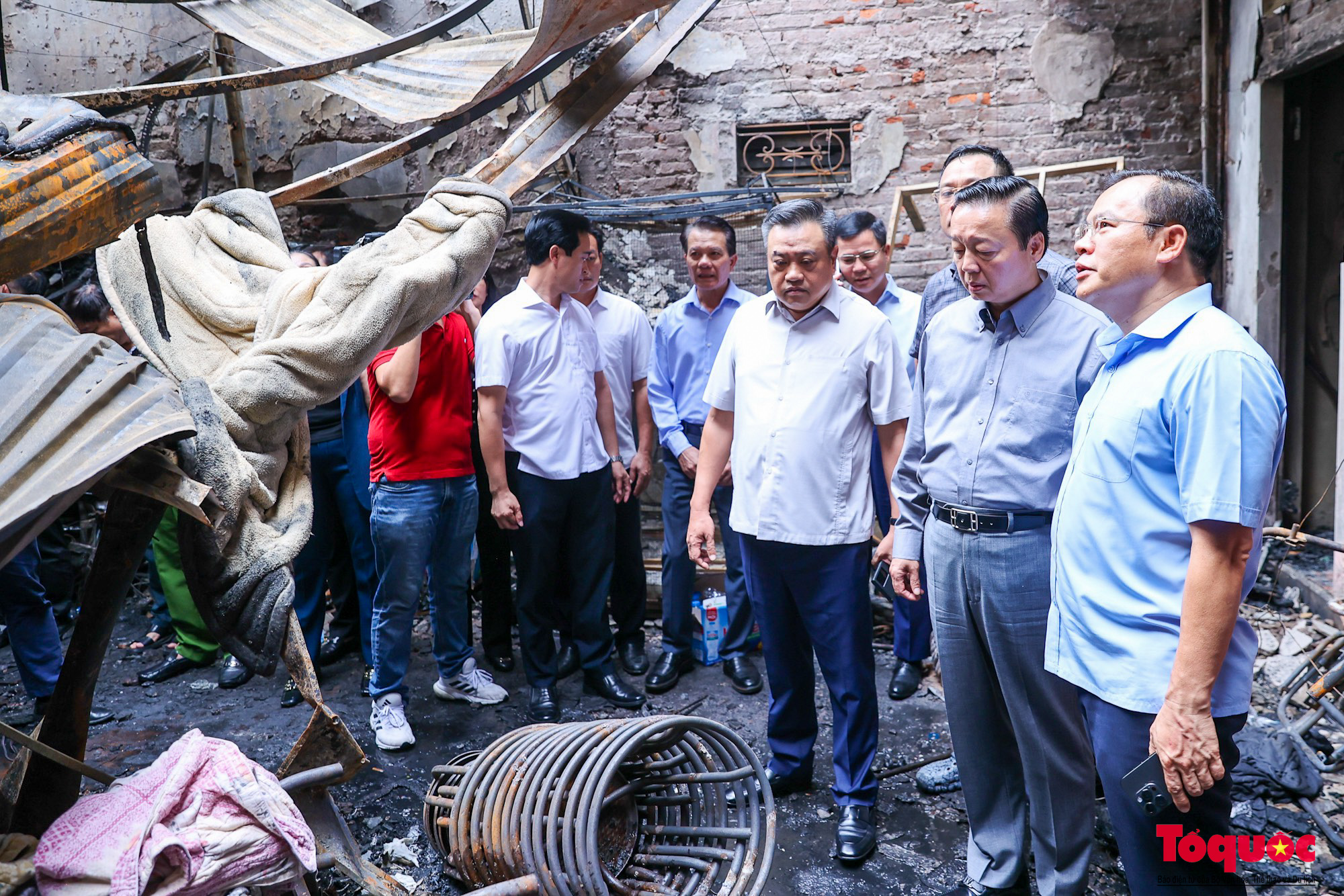 Phó thủ tướng Trần Hồng Hà xuống hiện trường vụ cháy nghiệm trọng ở Trung Kính khiến 14 người tử vong - Ảnh 4.