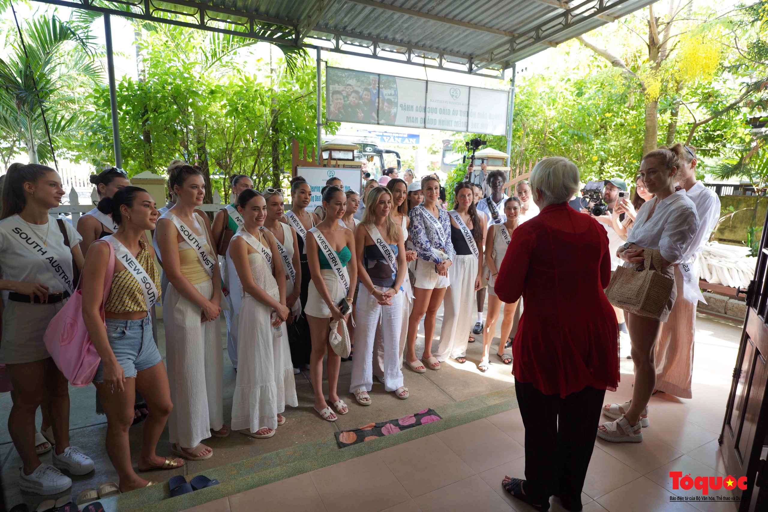 Đoàn thí sinh hoa hậu hoàn vũ Úc trải nghiệm làm gốm, quảng bá du lịch Hội An   - Ảnh 1.