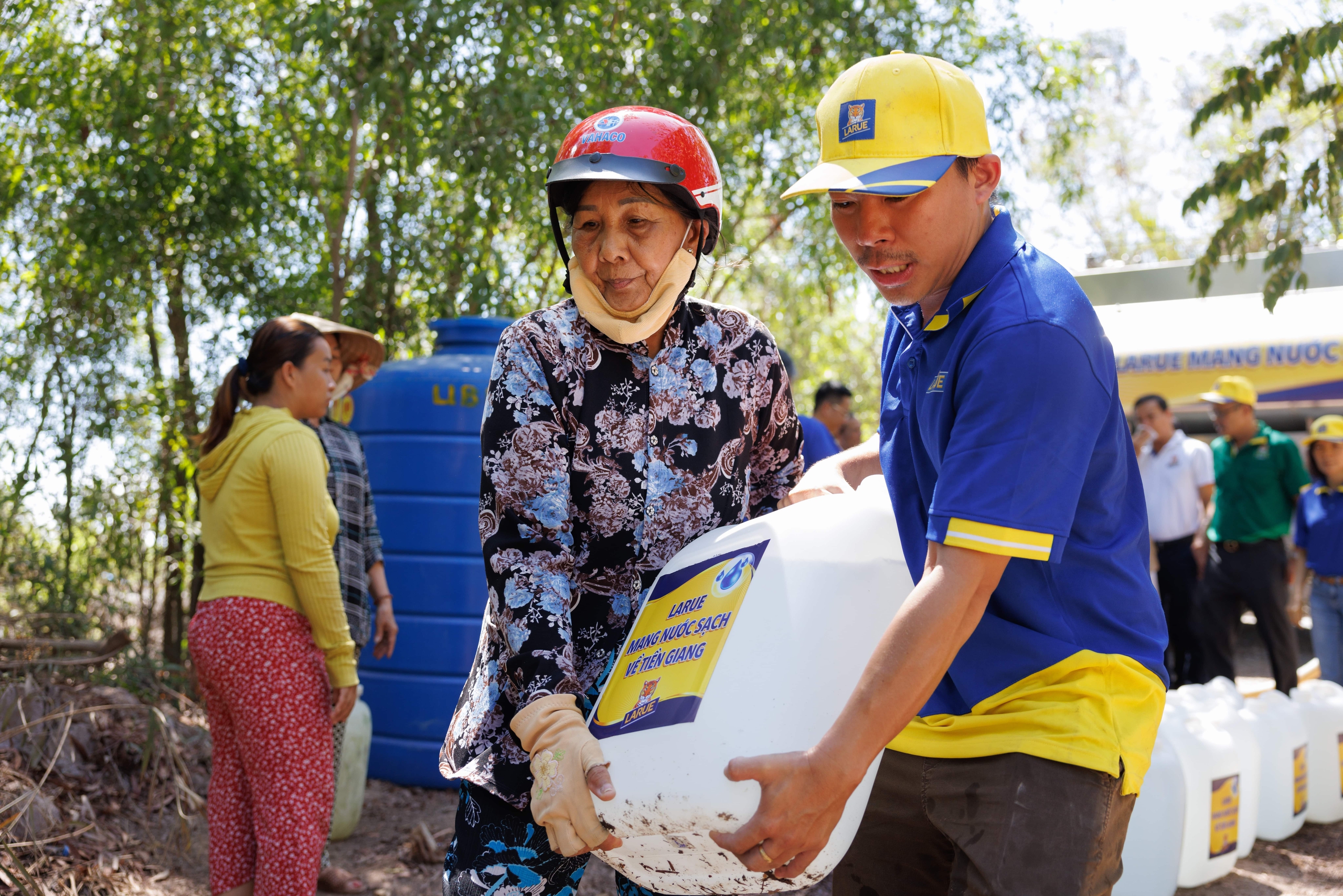 Bringing 640,000 liters of domestic water to Tien Giang people - Photo 2. Mang 640.000 lít nước sinh hoạt về với người dân Tiền Giang  - Ảnh 2.