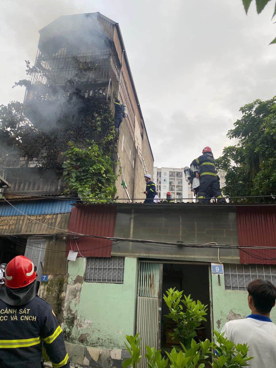 Cháy nhà trọ 3 tầng ở Hà Nội, nhiều người được cứu khỏi tay &quot;bà hoả&quot; - Ảnh 2.