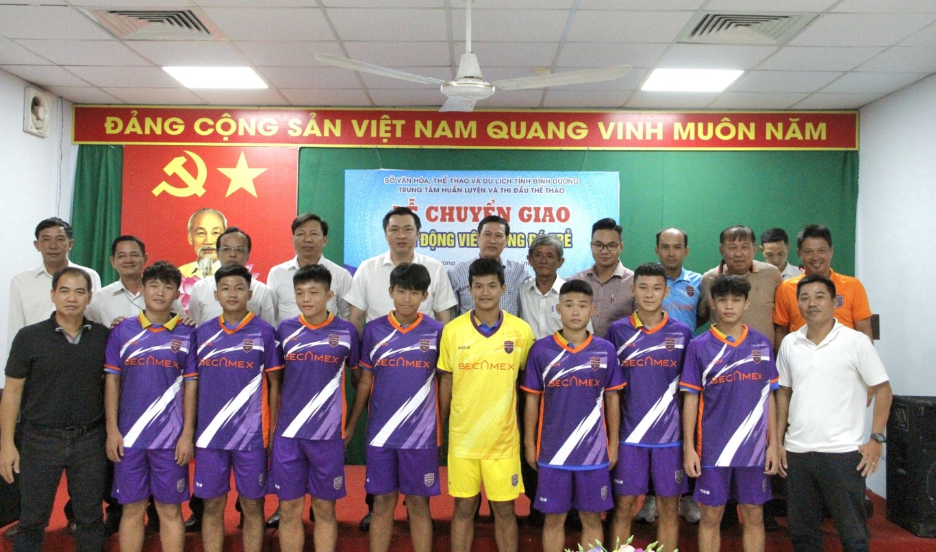 Chuyển giao các vận động viên bóng đá U15 cho CLB Bóng đá trẻ Becamex Bình Dương - Ảnh 3.