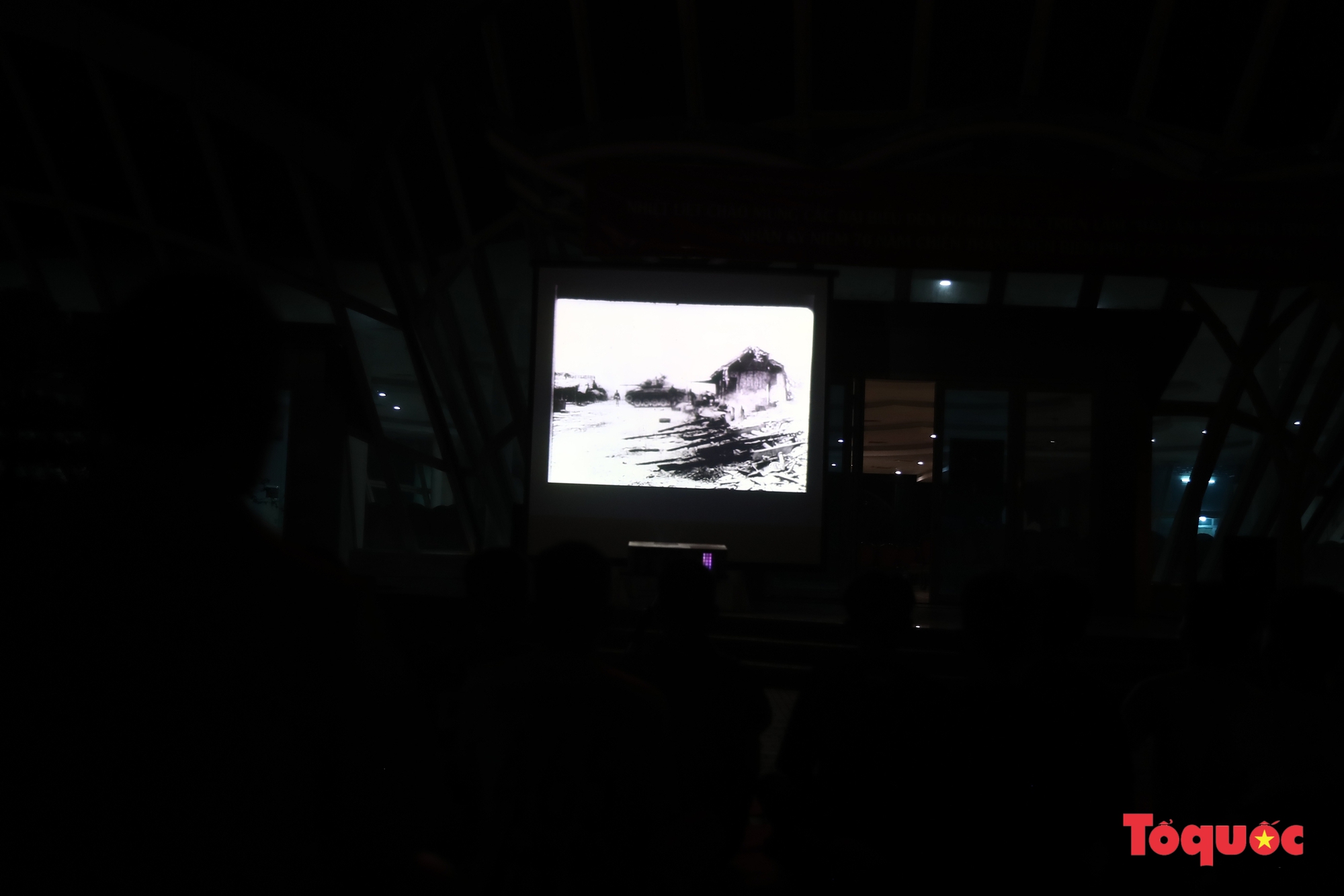 Người dân háo hức xem chiếu phim tài liệu chủ đề về Chiến thắng Điện Biên Phủ - Ảnh 8.