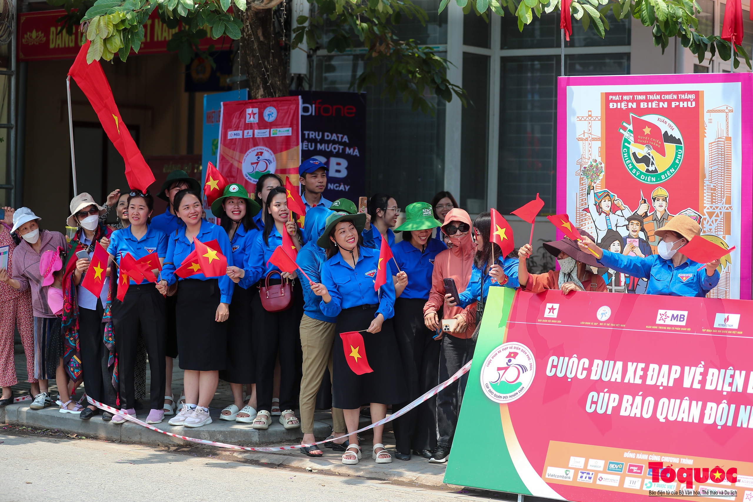Người dân rực rỡ cờ hoa chào đón các tay đua xe đạp về Điện Biên Phủ 2024 Cúp Báo QĐND - Ảnh 9.