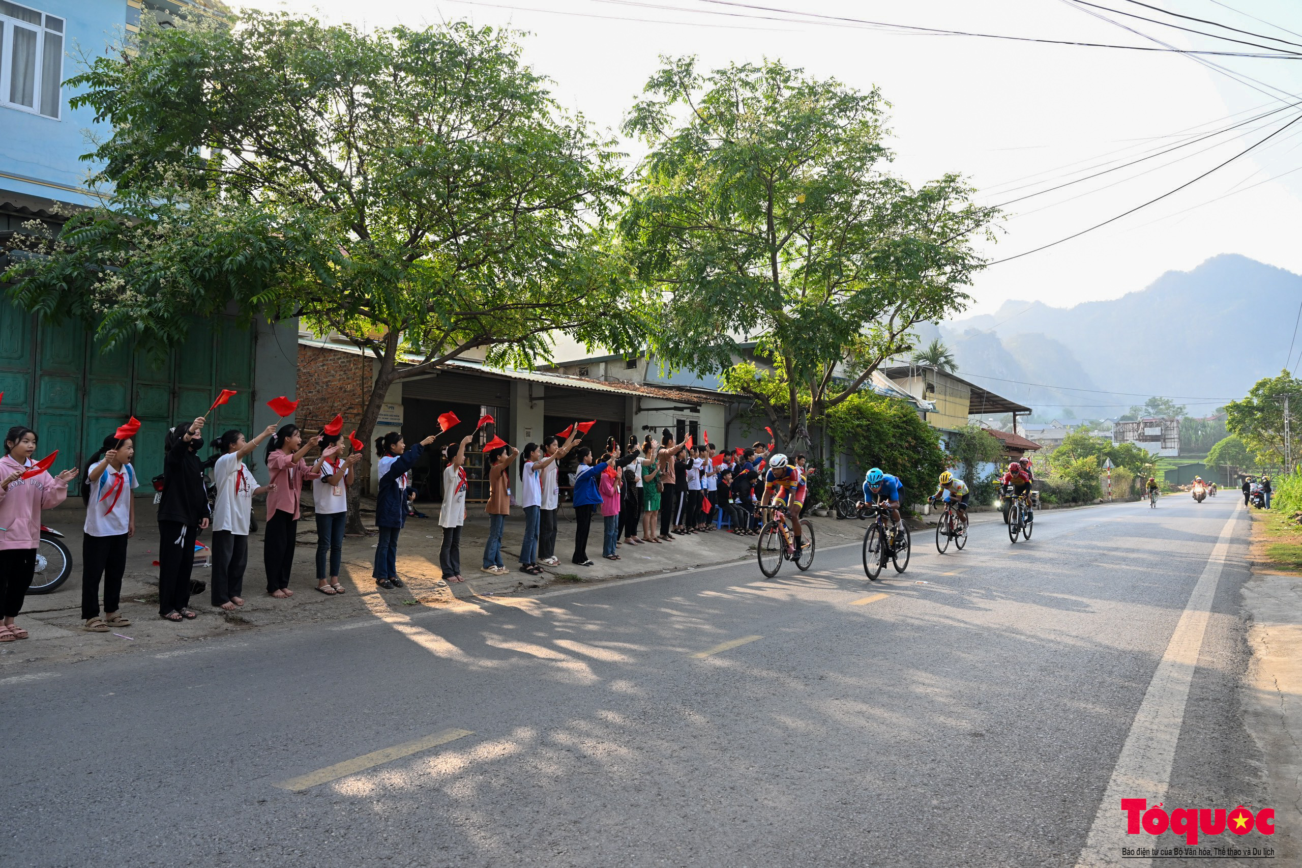 Người dân rực rỡ cờ hoa chào đón các tay đua xe đạp về Điện Biên Phủ 2024 Cúp Báo QĐND - Ảnh 5.