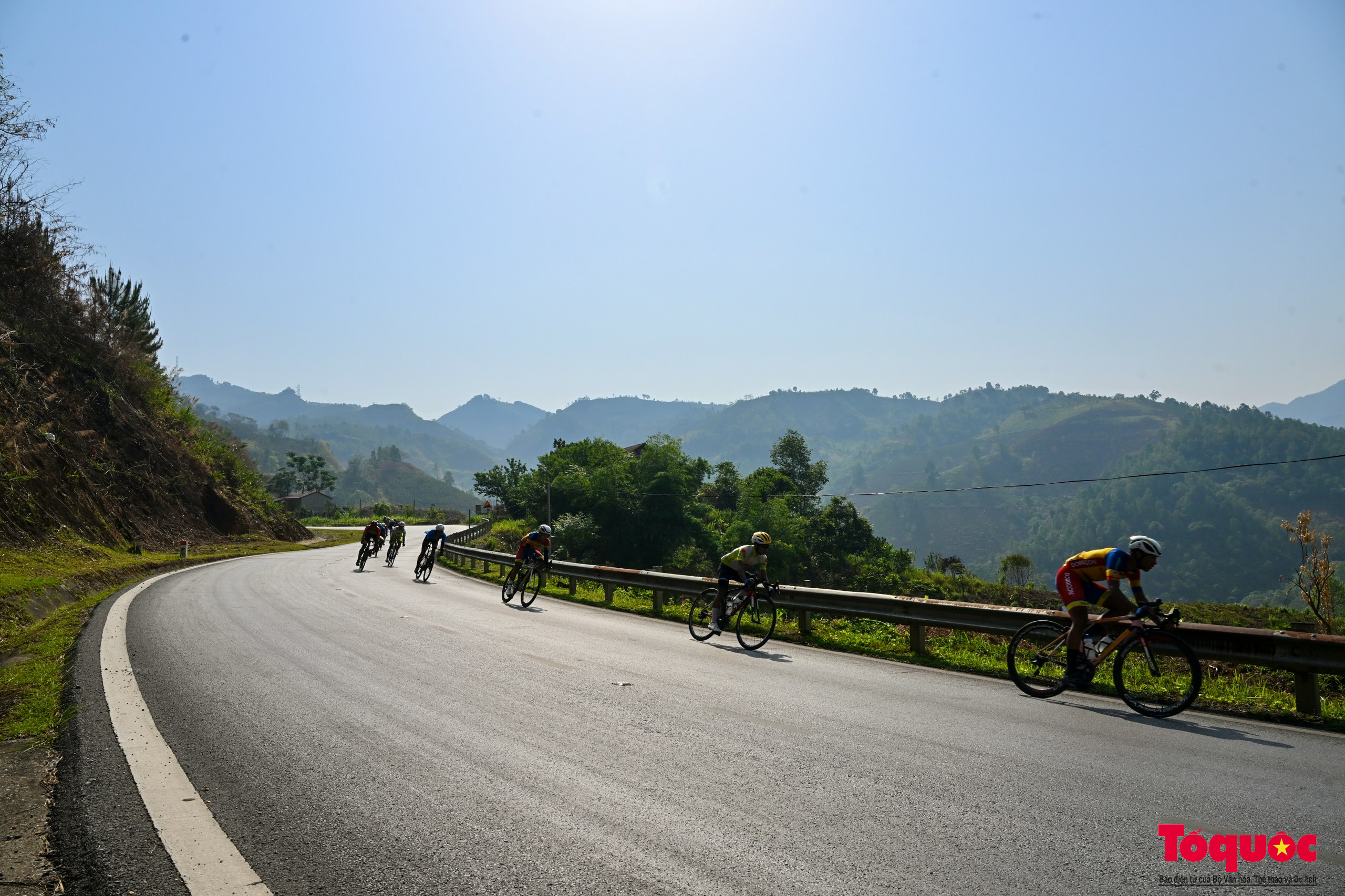 Người dân rực rỡ cờ hoa chào đón các tay đua xe đạp về Điện Biên Phủ 2024 Cúp Báo QĐND - Ảnh 6.