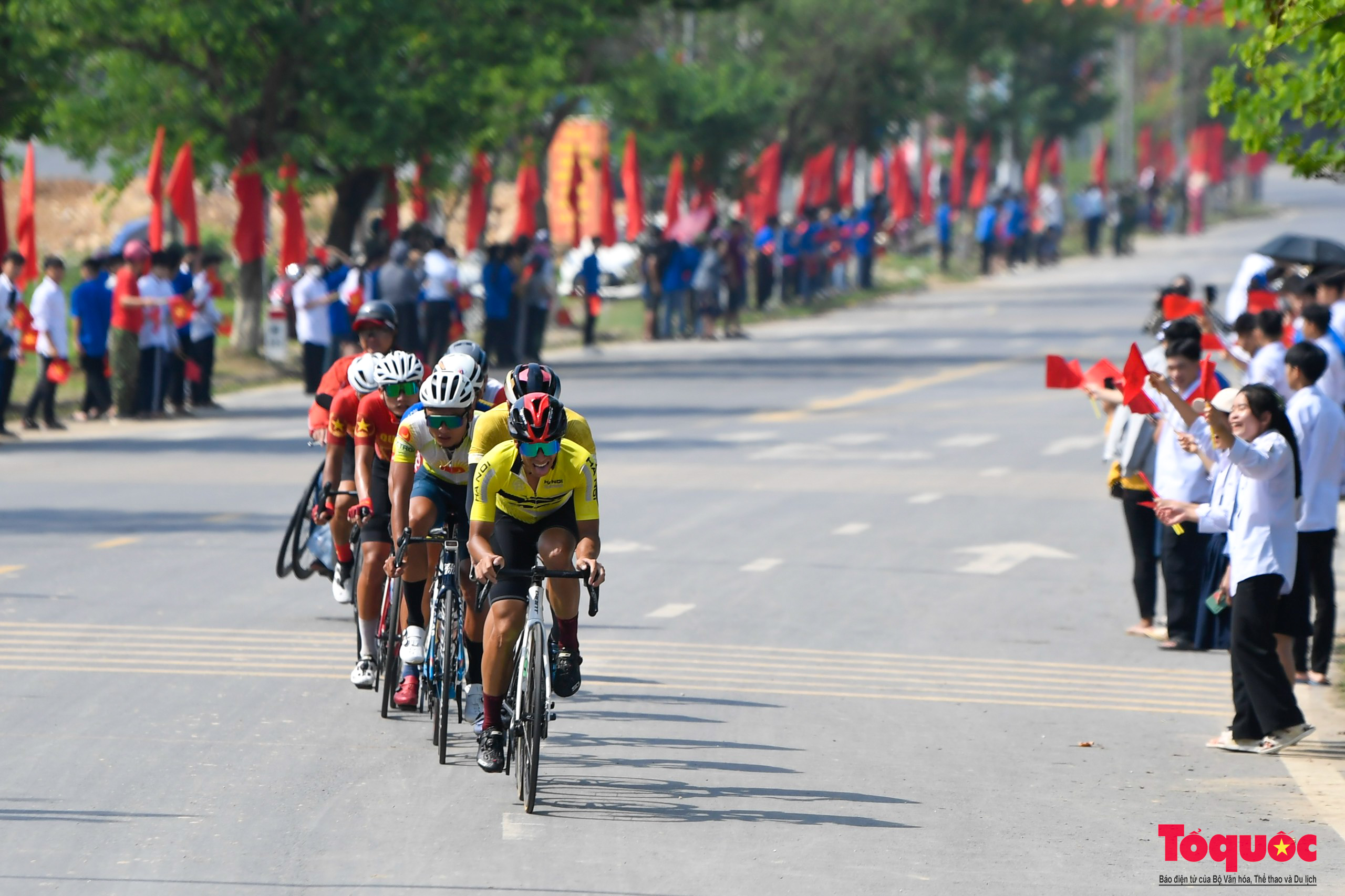 Người dân rực rỡ cờ hoa chào đón các tay đua xe đạp về Điện Biên Phủ 2024 Cúp Báo QĐND - Ảnh 7.