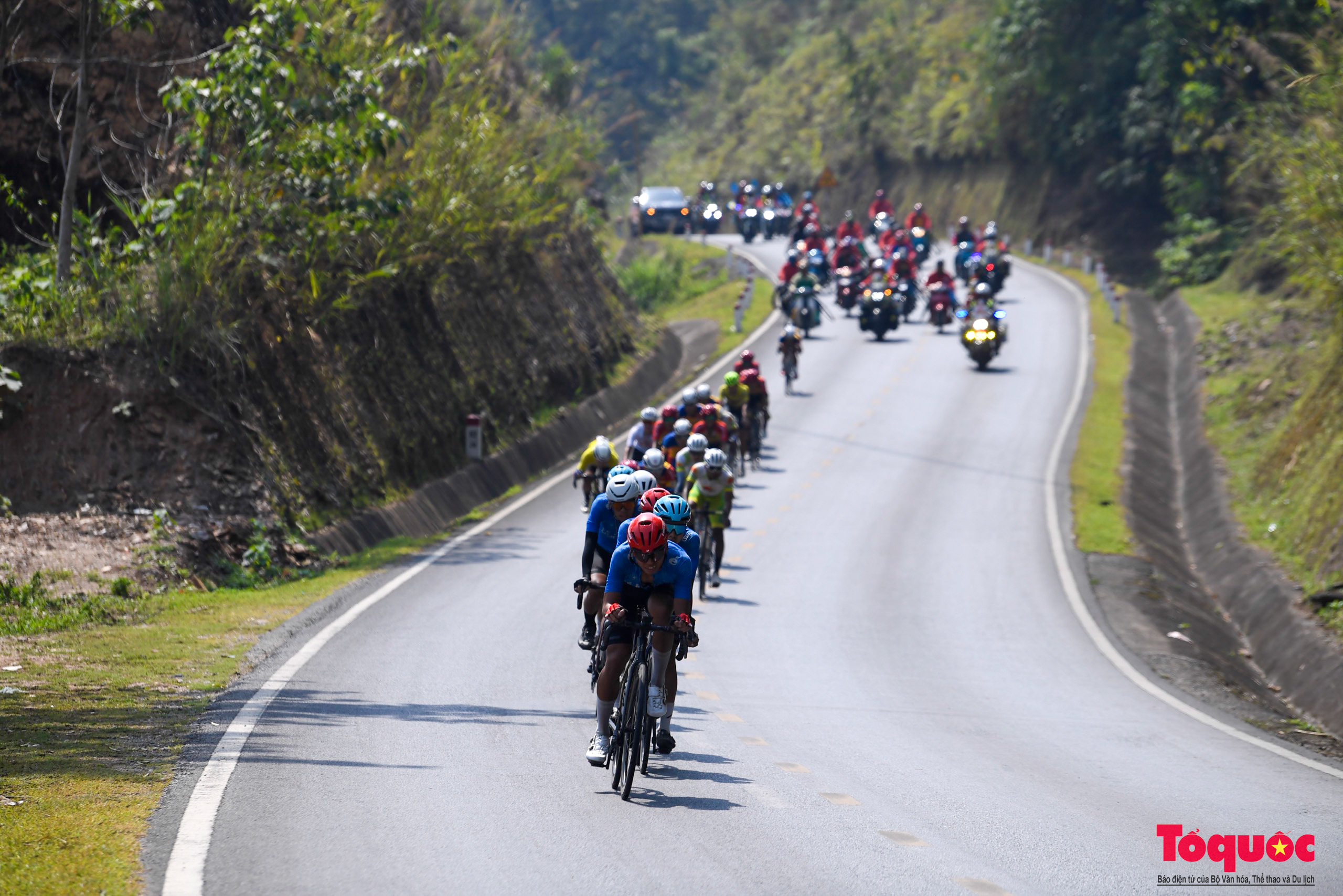 Người dân rực rỡ cờ hoa chào đón các tay đua xe đạp về Điện Biên Phủ 2024 Cúp Báo QĐND - Ảnh 2.