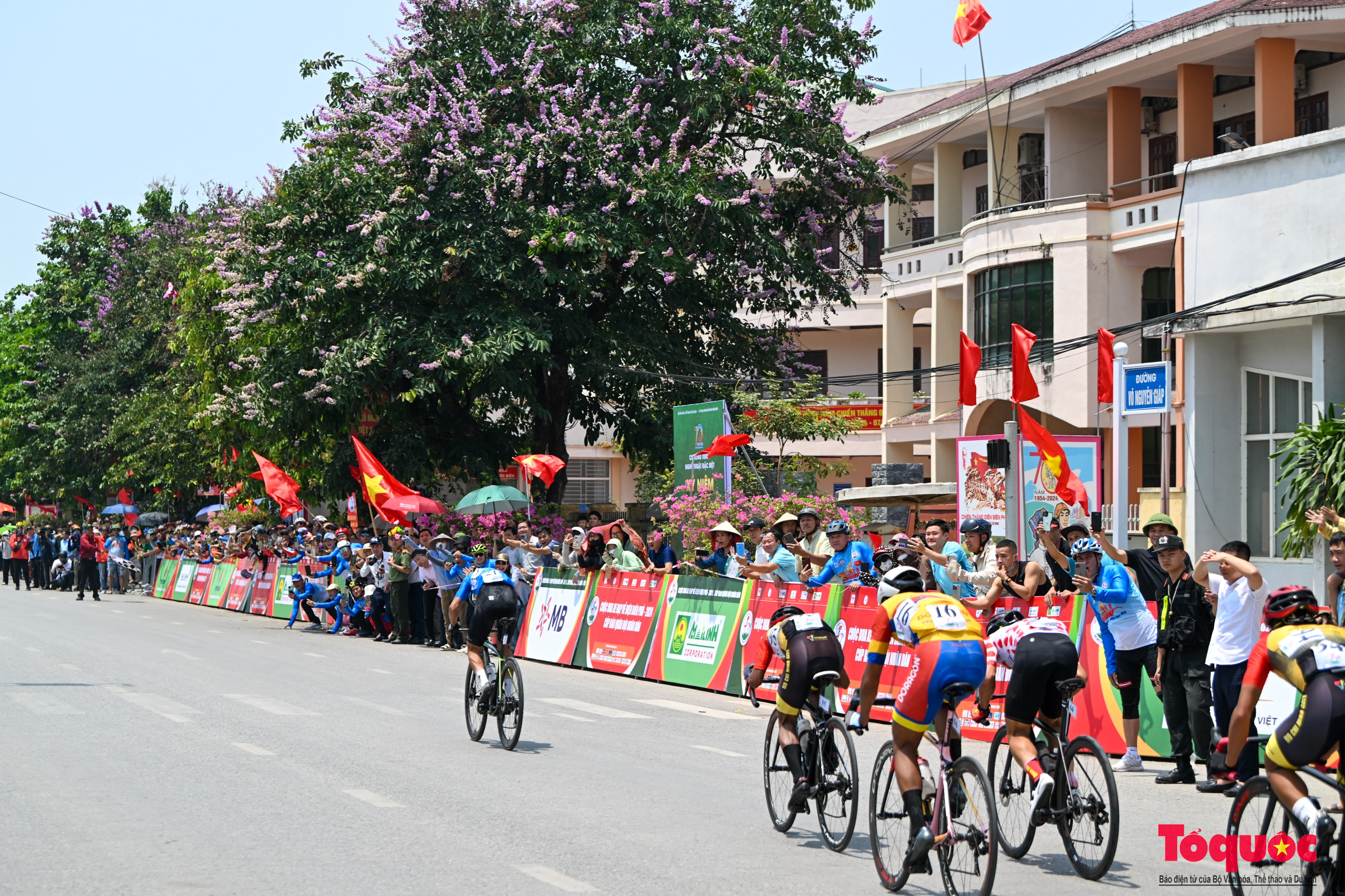 Người dân rực rỡ cờ hoa chào đón các tay đua xe đạp về Điện Biên Phủ 2024 Cúp Báo QĐND - Ảnh 12.