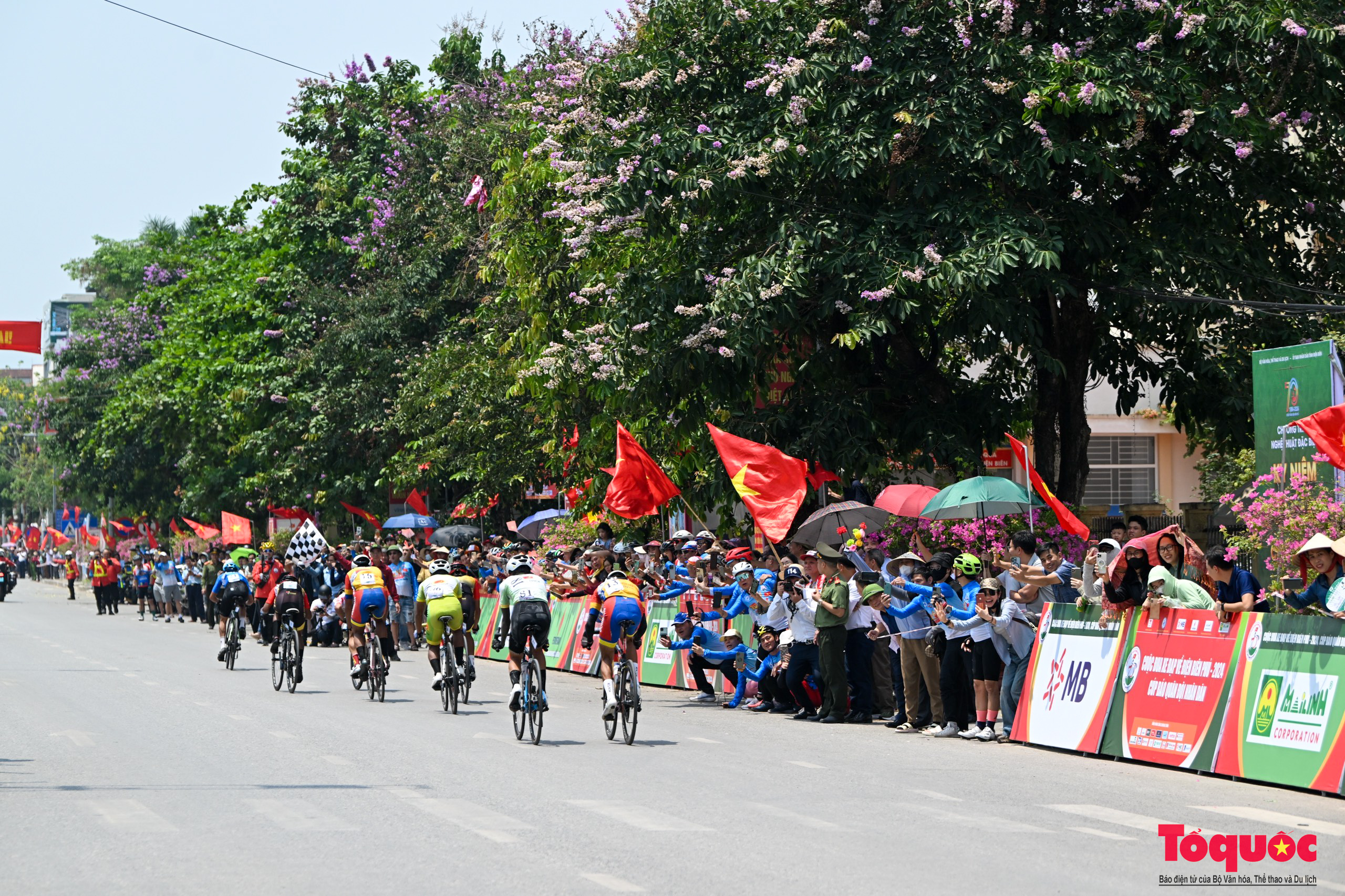 Người dân rực rỡ cờ hoa chào đón các tay đua xe đạp về Điện Biên Phủ 2024 Cúp Báo QĐND - Ảnh 15.