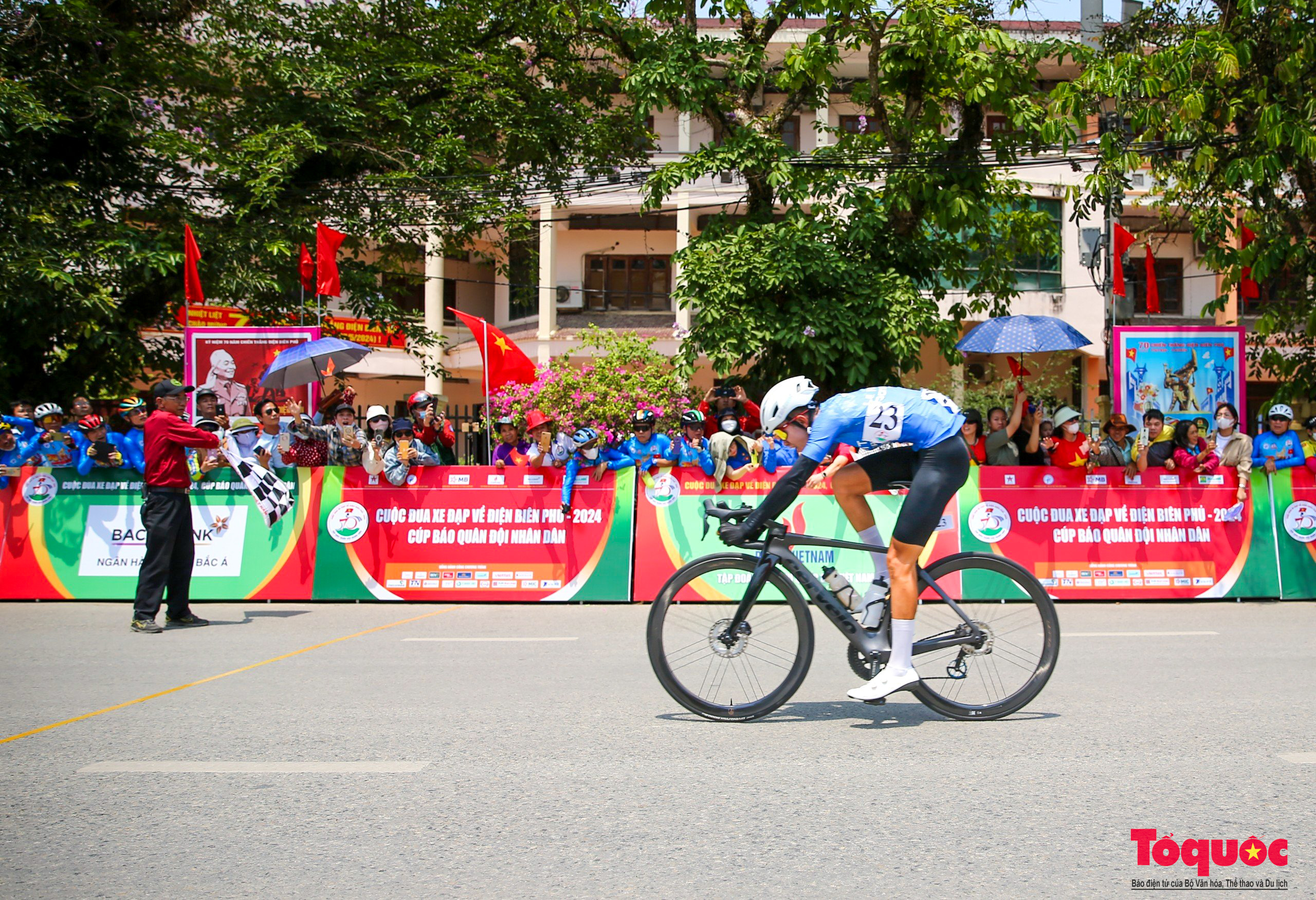 Người dân rực rỡ cờ hoa chào đón các tay đua xe đạp về Điện Biên Phủ 2024 Cúp Báo QĐND - Ảnh 14.