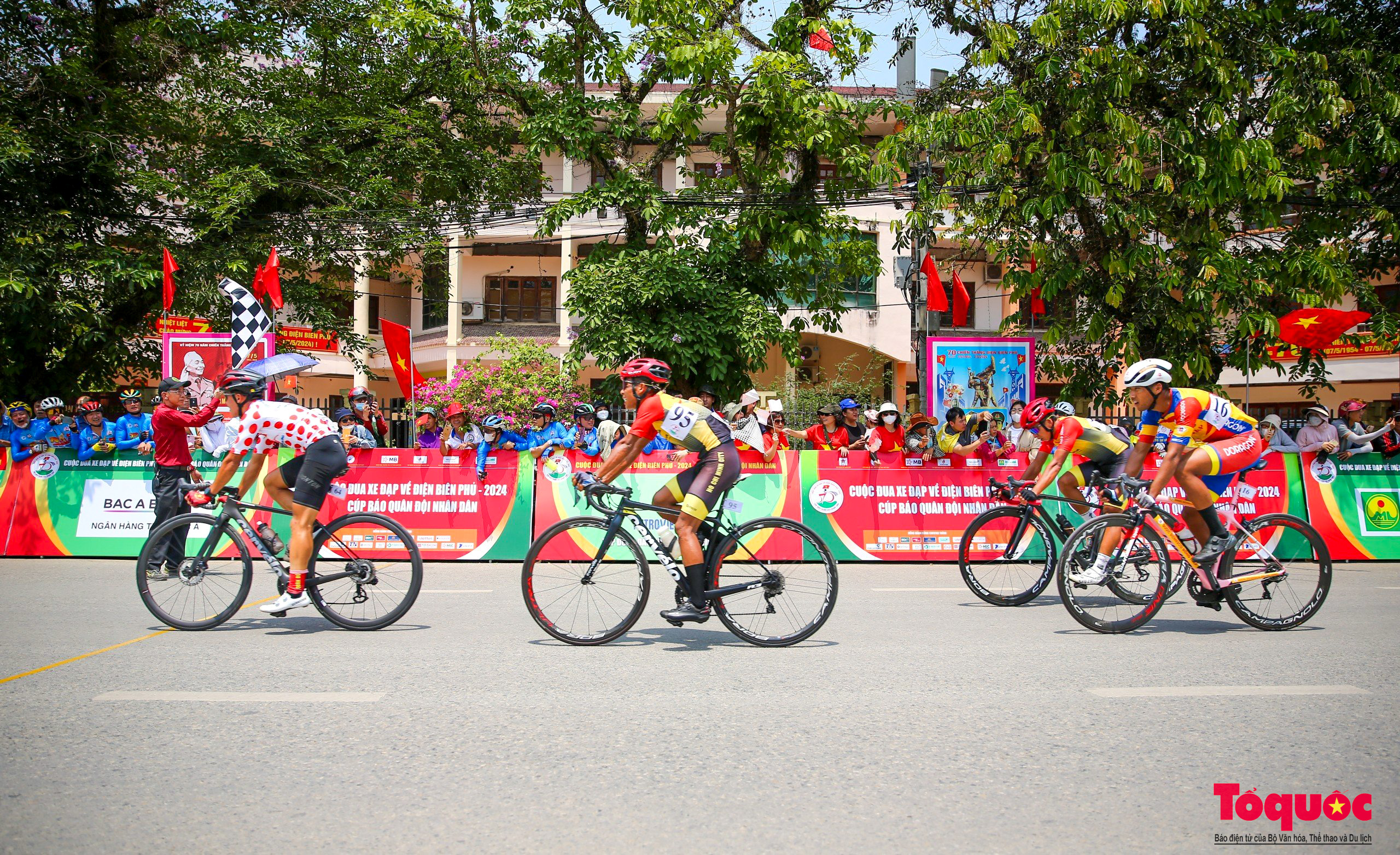 Người dân rực rỡ cờ hoa chào đón các tay đua xe đạp về Điện Biên Phủ 2024 Cúp Báo QĐND - Ảnh 19.