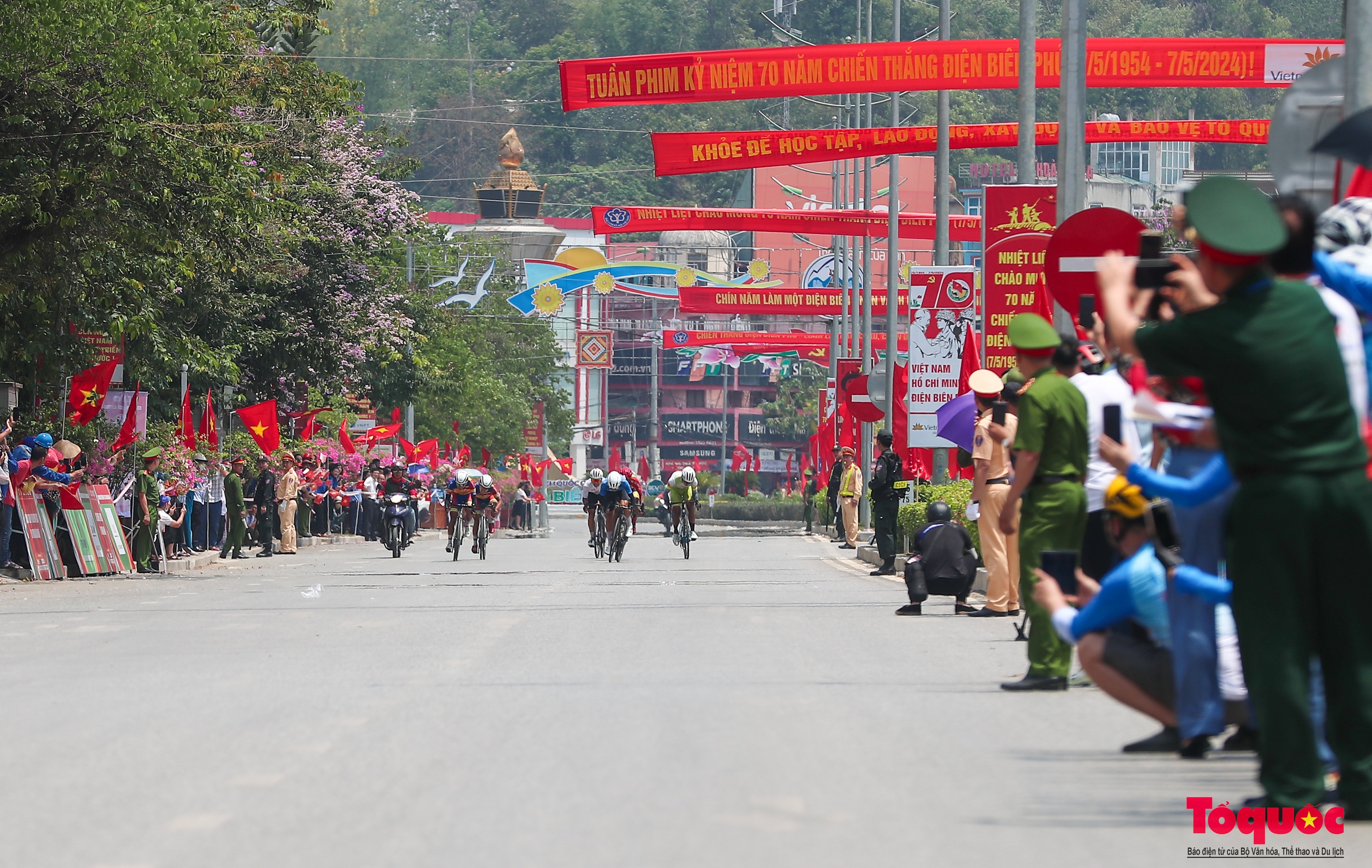 Người dân rực rỡ cờ hoa chào đón các tay đua xe đạp về Điện Biên Phủ 2024 Cúp Báo QĐND - Ảnh 8.