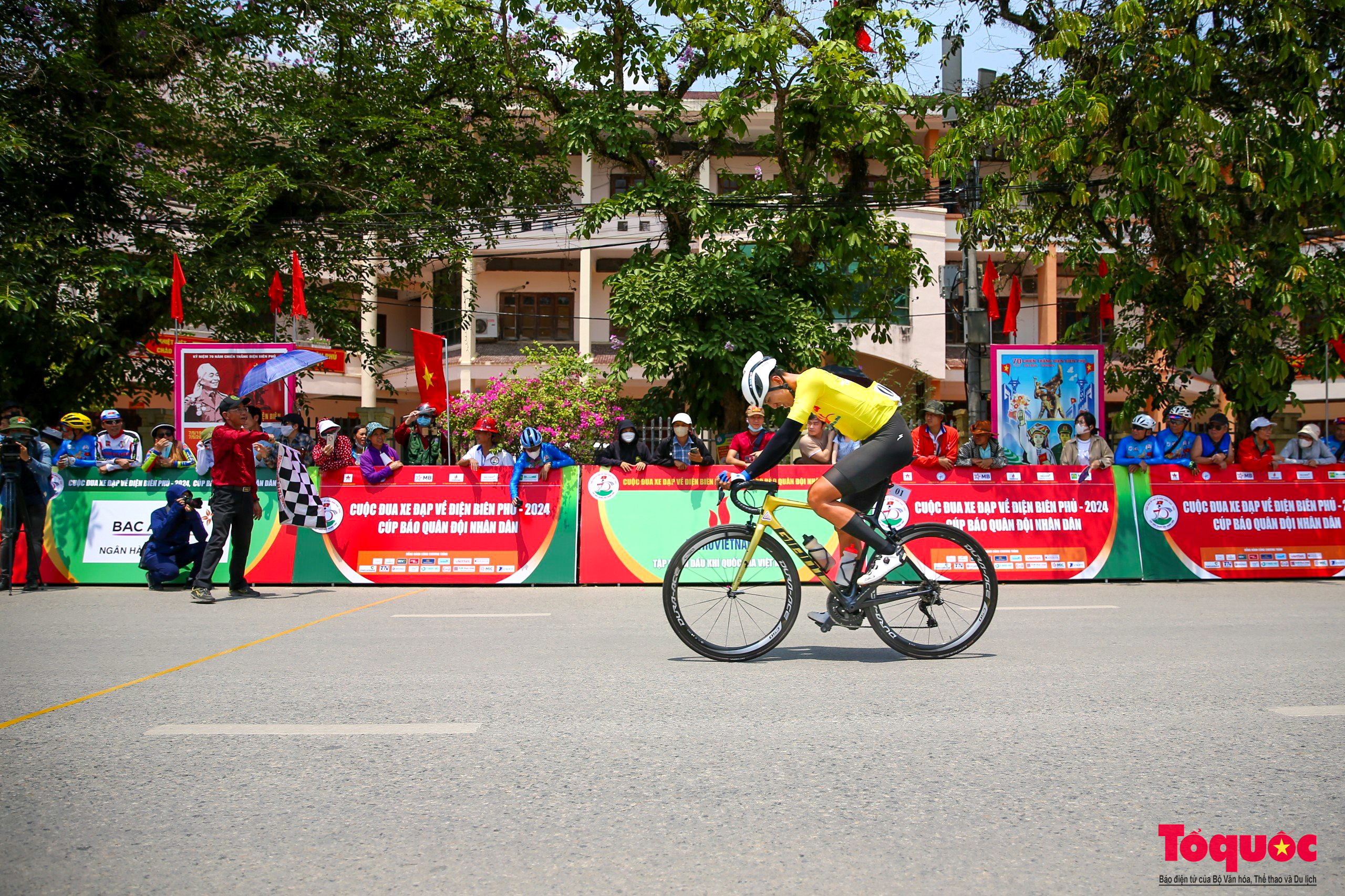 Người dân rực rỡ cờ hoa chào đón các tay đua xe đạp về Điện Biên Phủ 2024 Cúp Báo QĐND - Ảnh 20.