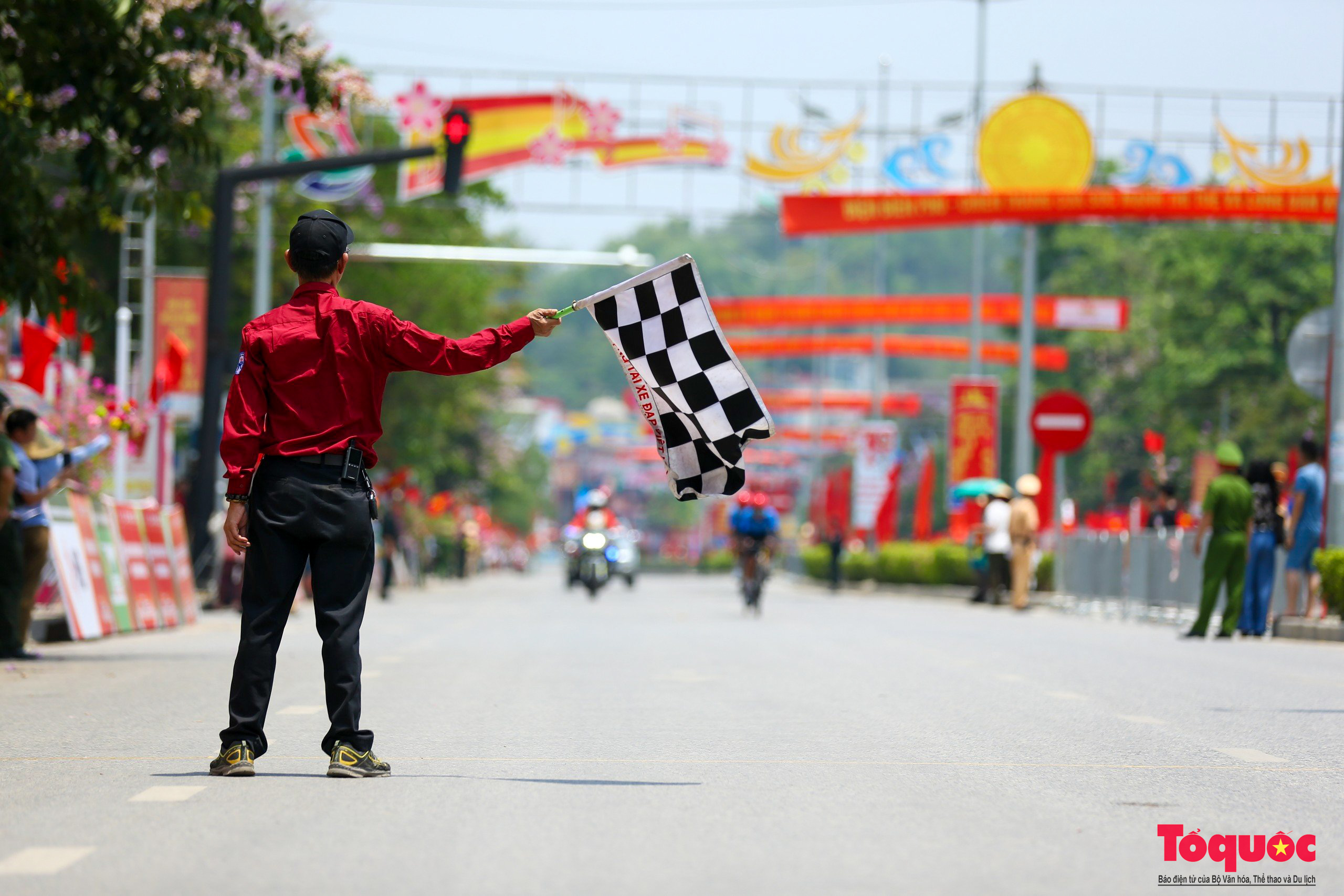 Người dân rực rỡ cờ hoa chào đón các tay đua xe đạp về Điện Biên Phủ 2024 Cúp Báo QĐND - Ảnh 10.