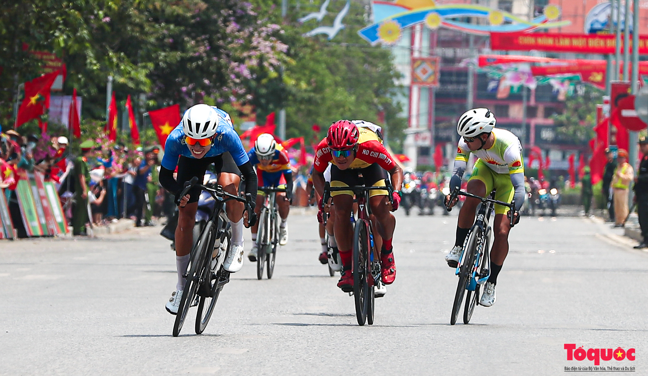 Người dân rực rỡ cờ hoa chào đón các tay đua xe đạp về Điện Biên Phủ 2024 Cúp Báo QĐND - Ảnh 11.