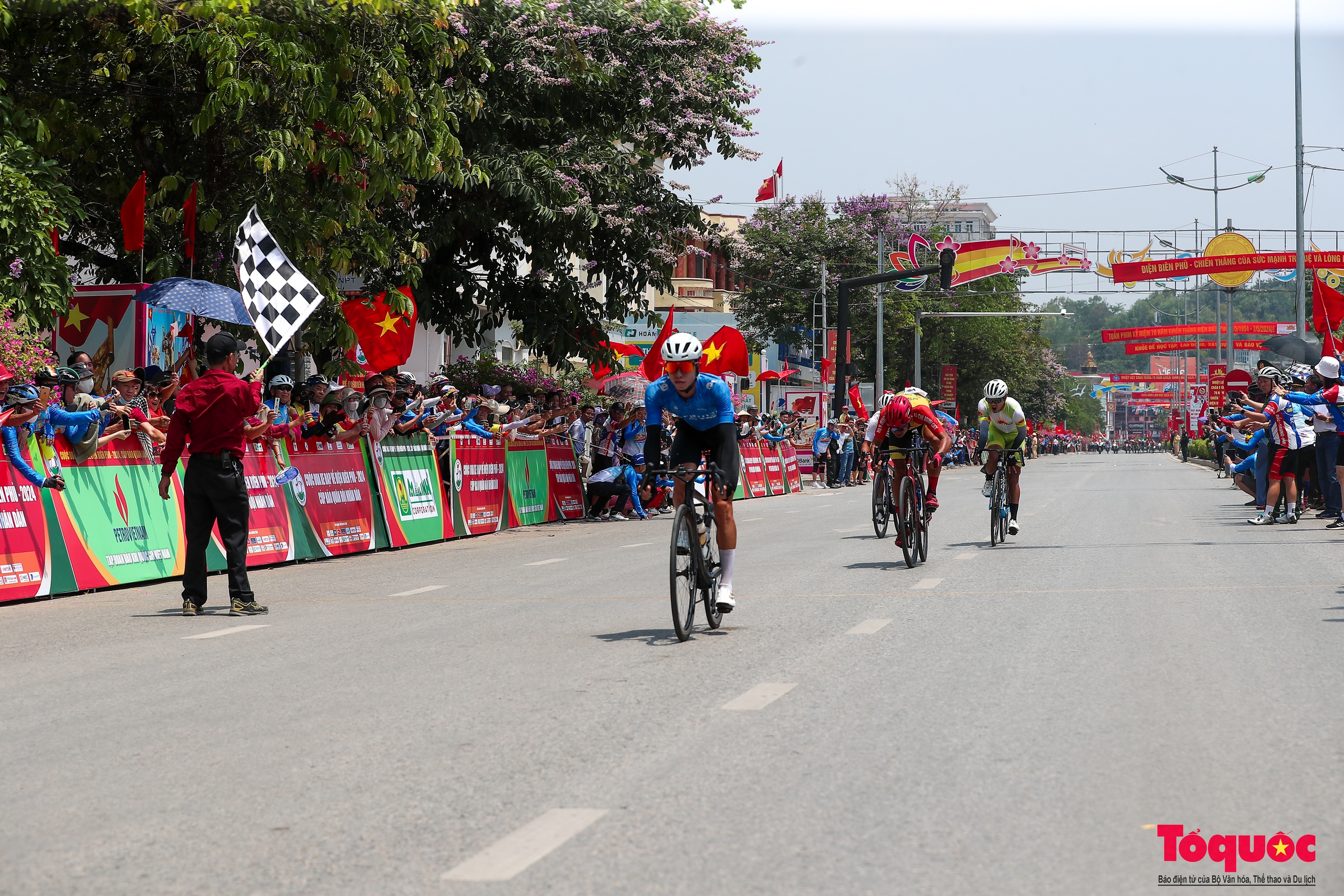 Người dân rực rỡ cờ hoa chào đón các tay đua xe đạp về Điện Biên Phủ 2024 Cúp Báo QĐND - Ảnh 13.