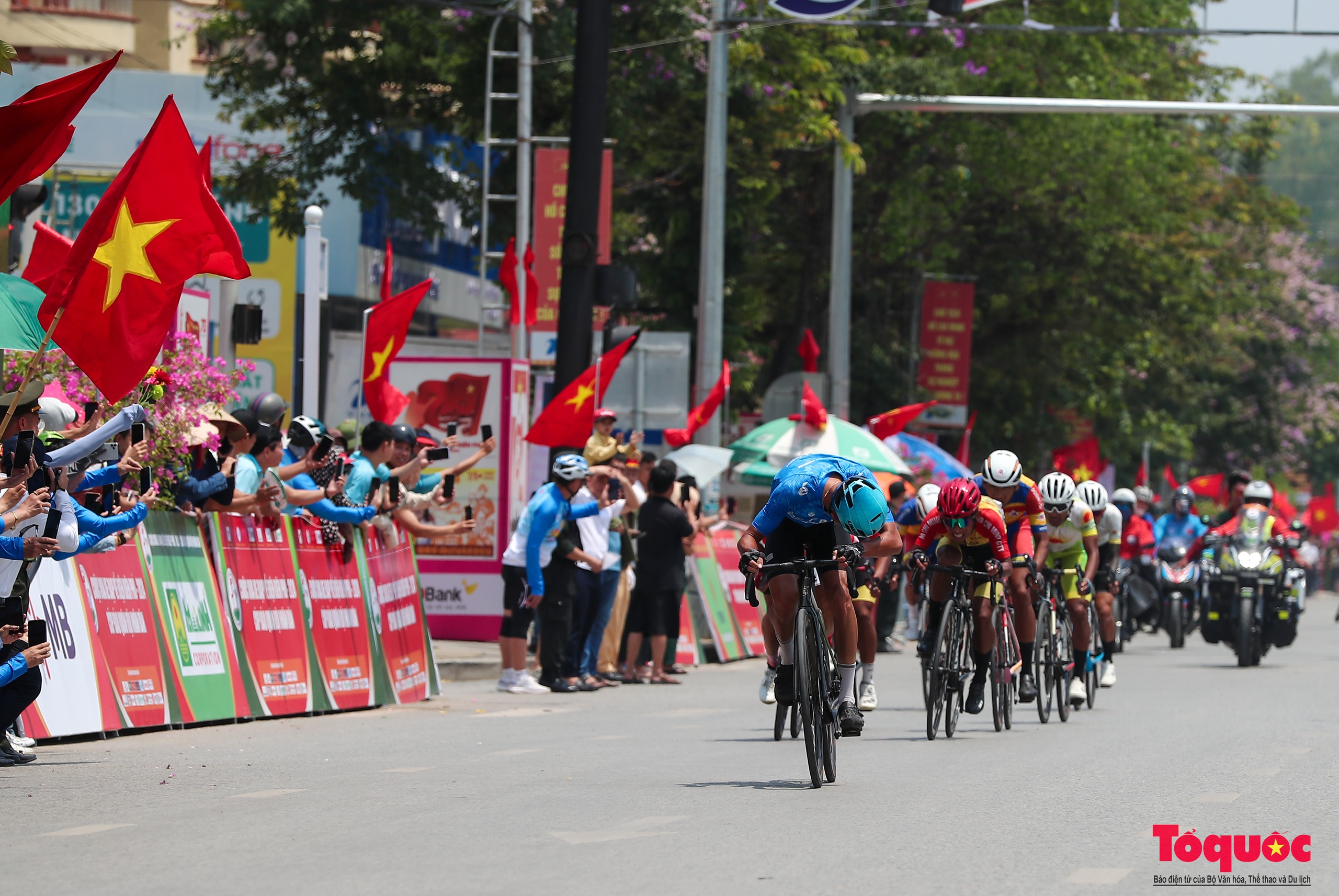 Người dân rực rỡ cờ hoa chào đón các tay đua xe đạp về Điện Biên Phủ 2024 Cúp Báo QĐND - Ảnh 18.