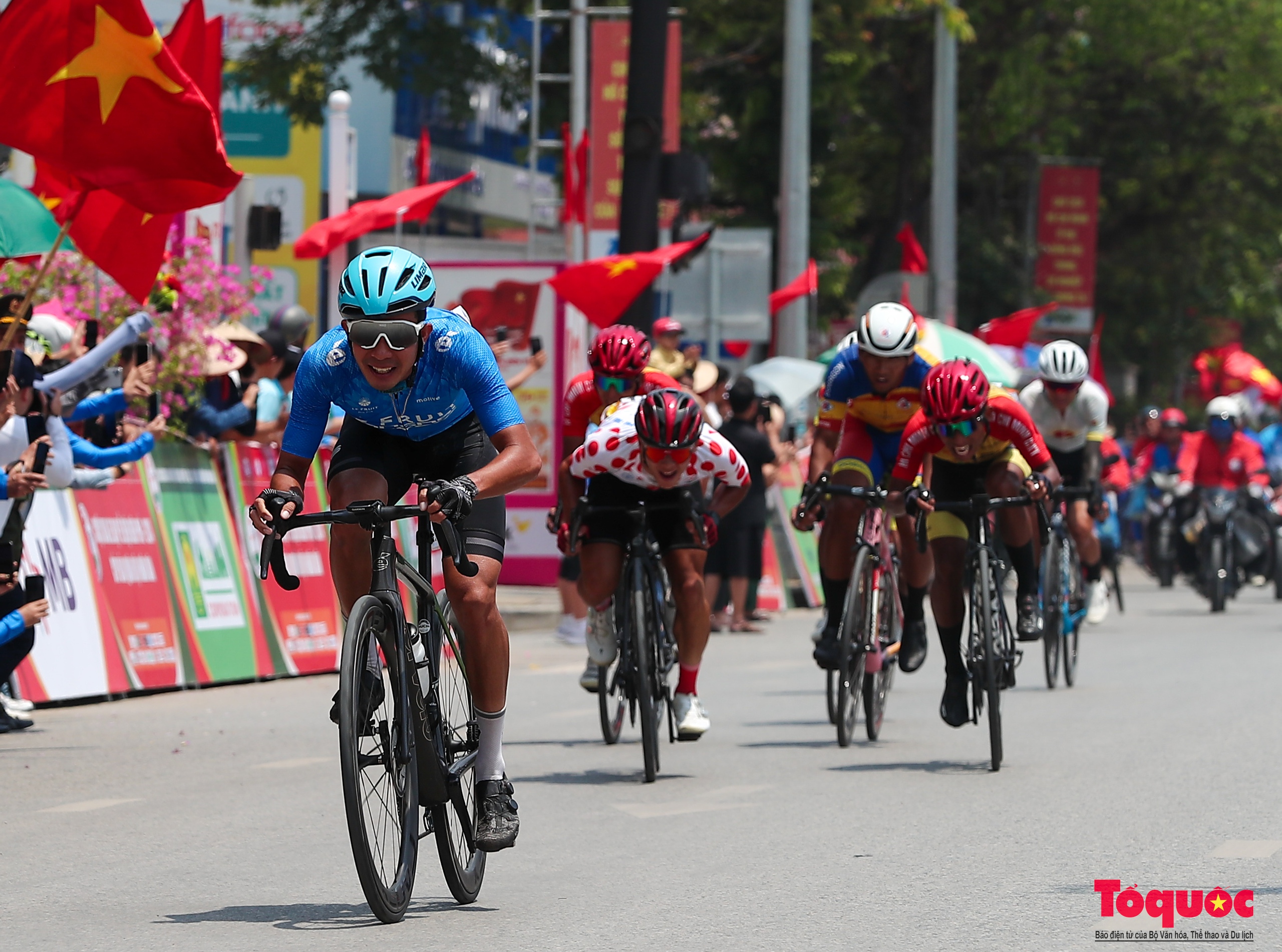 Người dân rực rỡ cờ hoa chào đón các tay đua xe đạp về Điện Biên Phủ 2024 Cúp Báo QĐND - Ảnh 16.